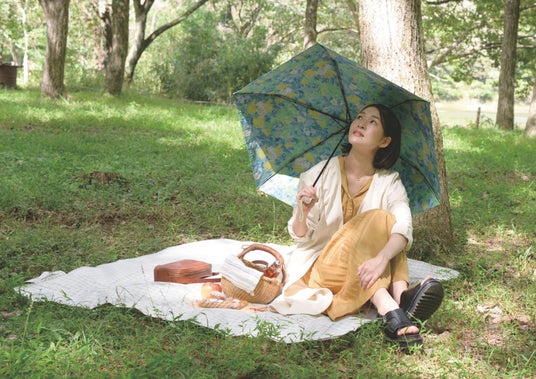 “内側の黒”をなくした晴雨兼用傘─傘をひらけば、水彩画のフラワーガーデンが広がる。創業107年の老舗・藤田屋から新ブランド「Miorium(ミオリウム)」誕生 “内側の黒”をなくした晴雨兼用傘─傘をひらけば、水彩画のフラワーガーデンが広がる。創業107年の老舗・藤田屋から新ブランド「Miorium(ミオリウム)」誕生