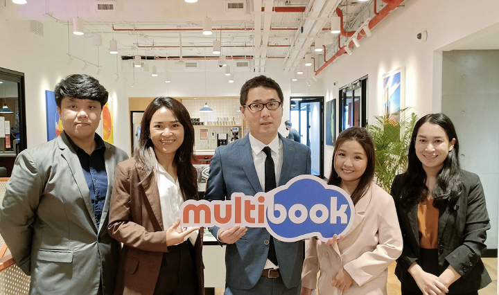 タイ拠点代表の薜 杏平（中央まさき きょうへい）と、同拠点の社員