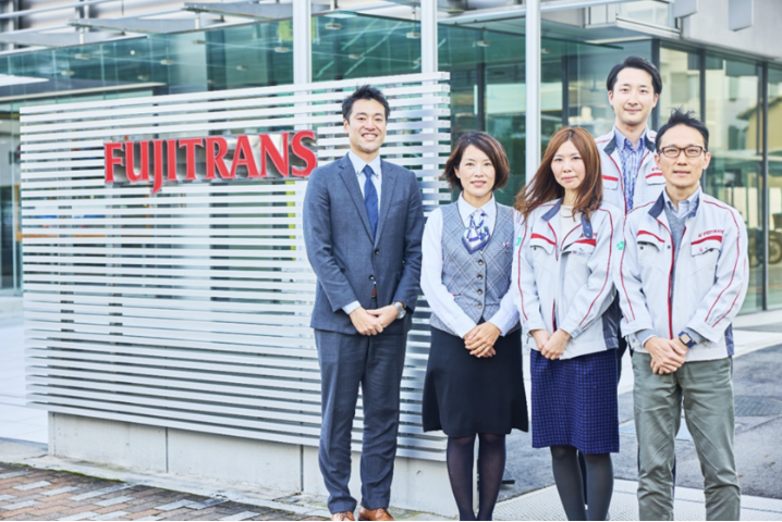 フジトランスコーポレーション経理部門（右から橋川氏、菱田氏、田中氏、平野氏）、マルチブック営業部 川畑