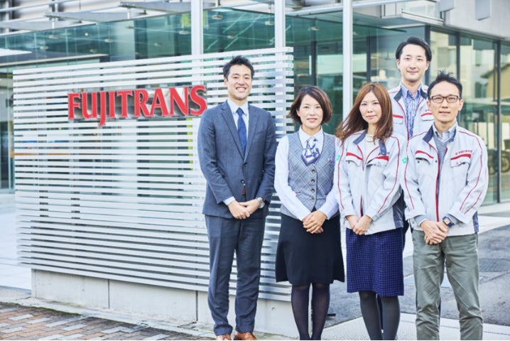 フジトランスコーポレーション経理部門(右から橋川氏、菱田氏、田中氏、平野氏)、マルチブック営業部 川畑