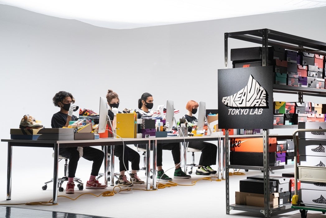 フェイクバスターズの鑑定ラボの様子