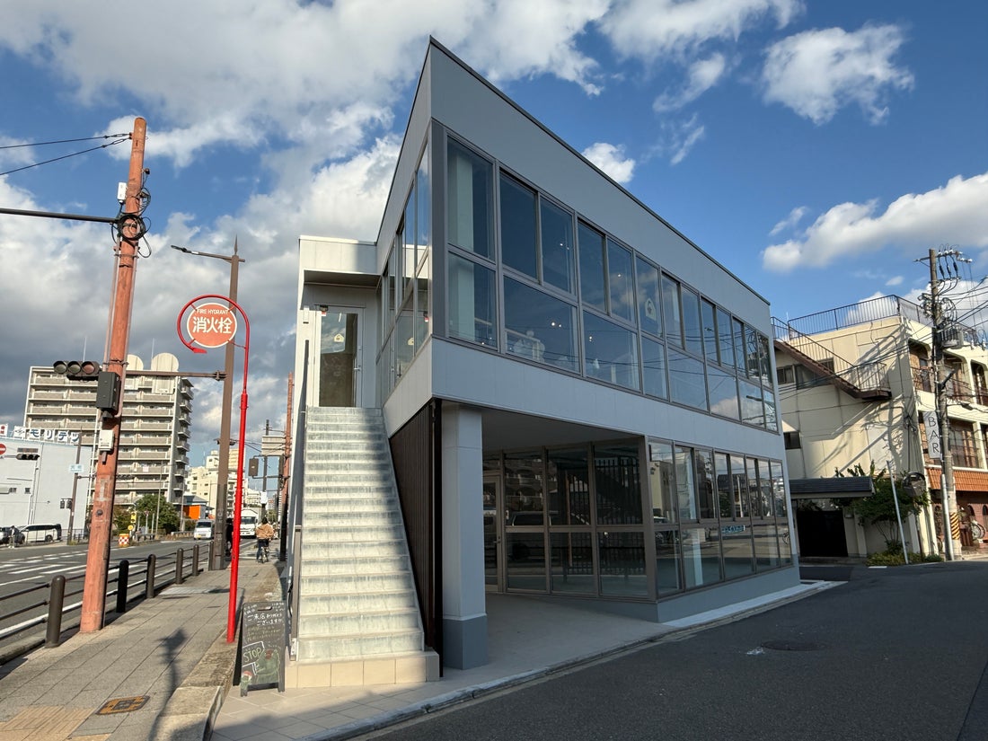 マーモット村 大阪が入る建物の外観と、2階へ上がる外階段