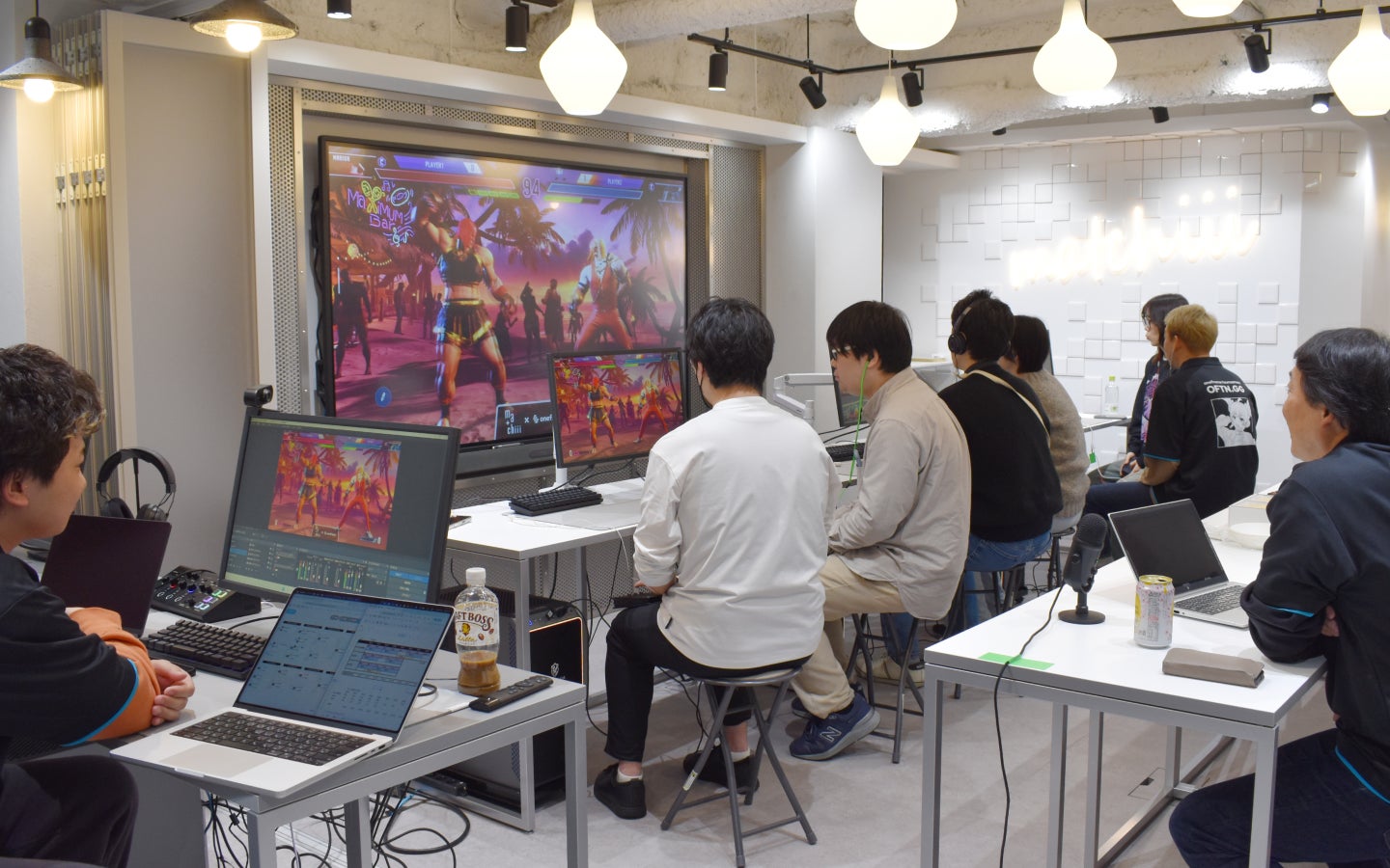 スト6で企業交流!異業種11名が熱戦、新たなビジネスチャンス スト6で企業交流!異業種11名が熱戦、新たなビジネスチャンス