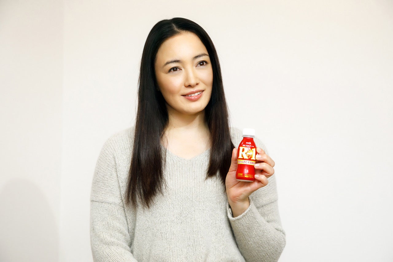 賀来賢人さん出演の明治R-1 CMに、仲間由紀恵さんが新たに加わる