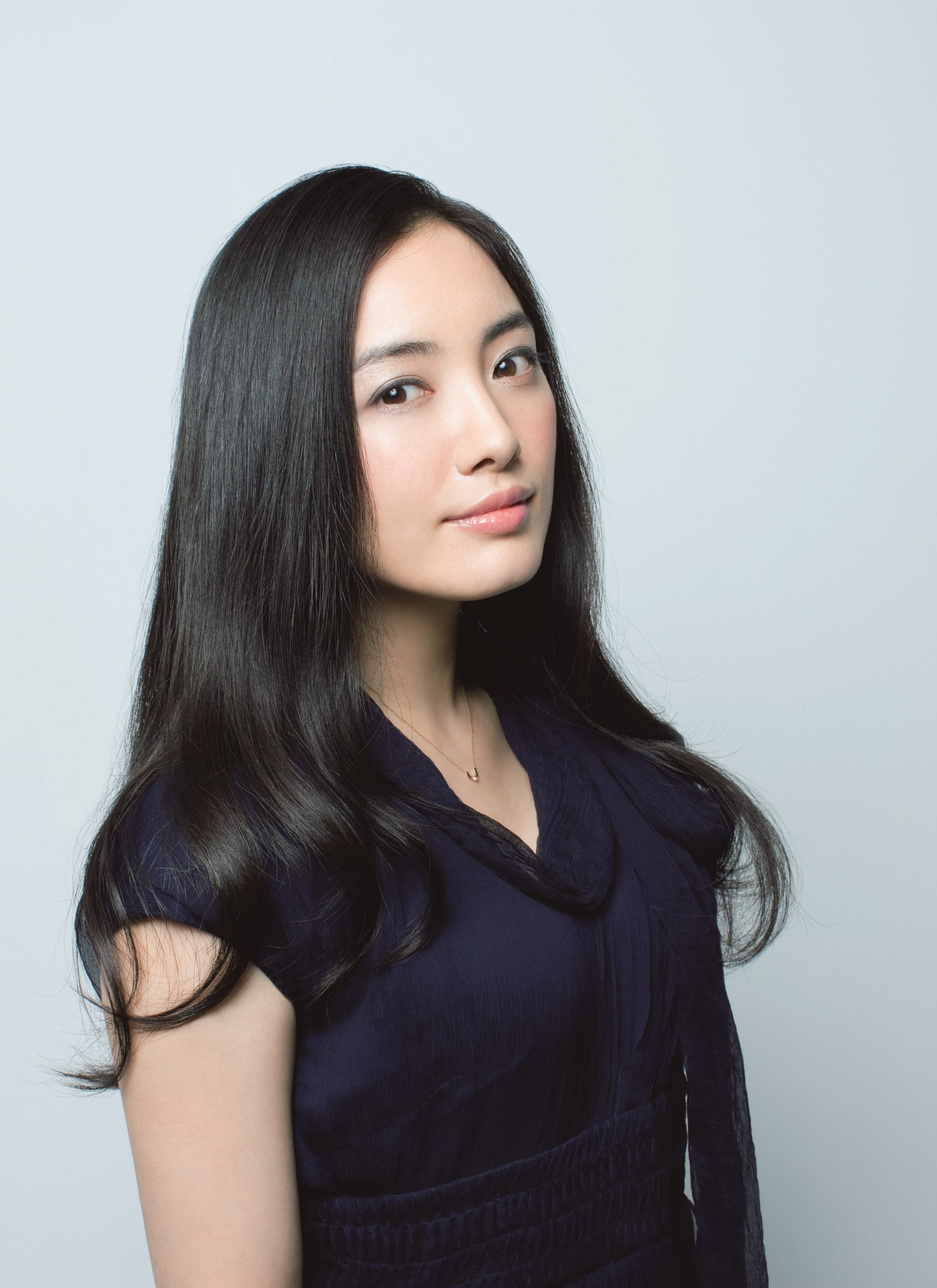 仲間由紀恵さん出演の明治R-1CMに、いま大注目の人気子役 永尾柚