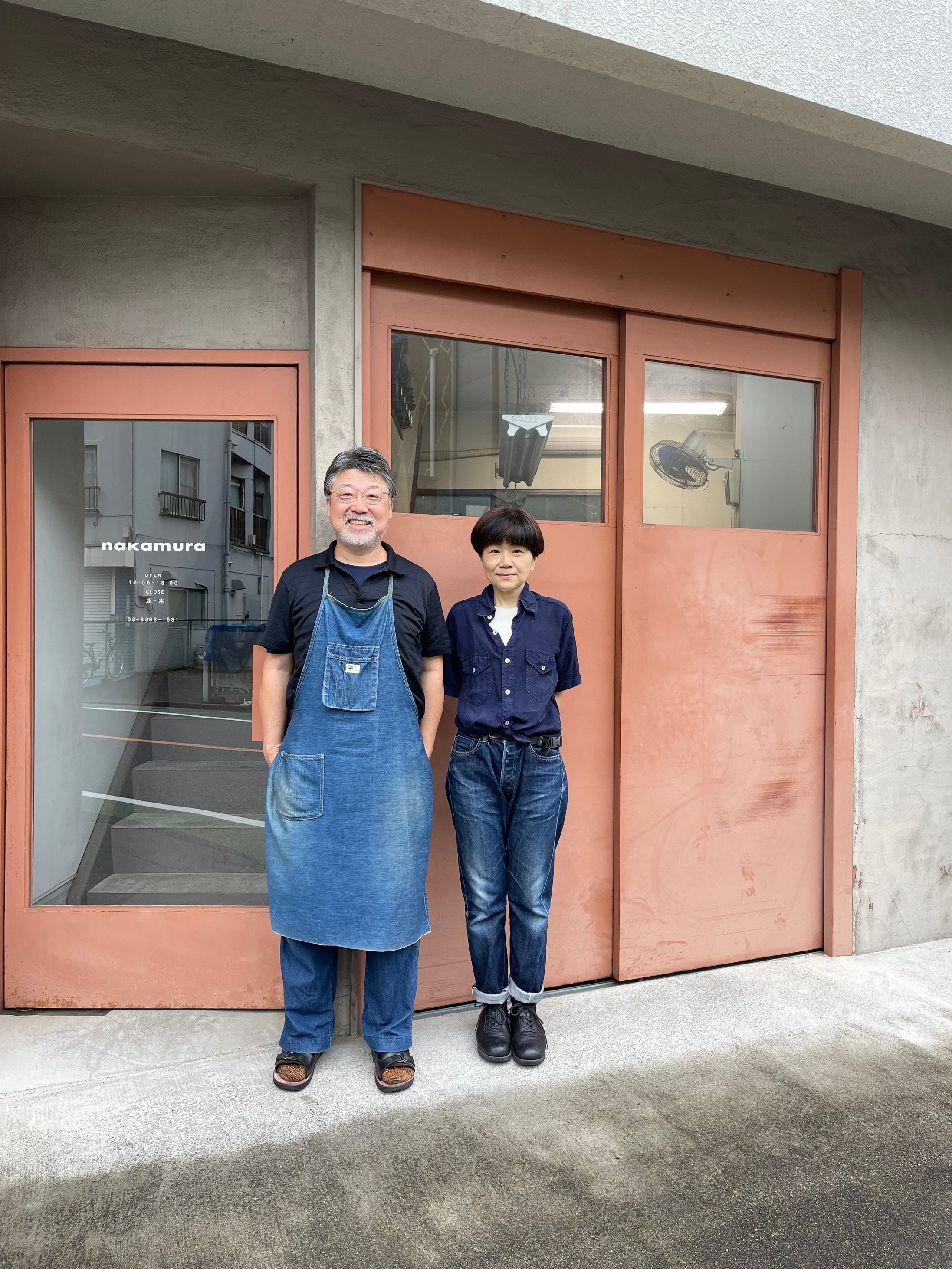 左から中村隆司さん、民さん。足立区江北に構える工房兼ショップ前にて。