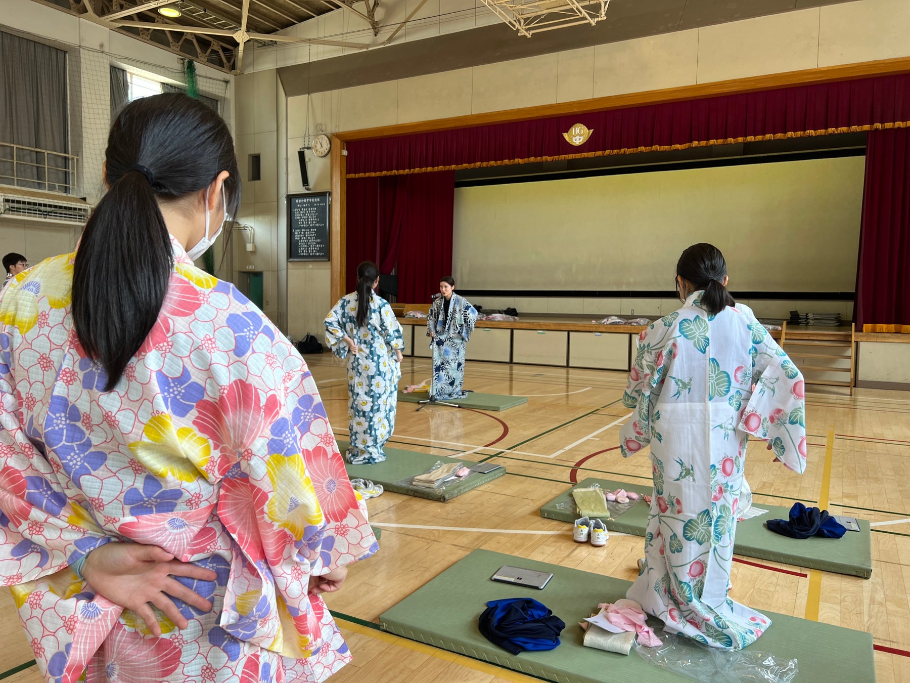 やまと社員が講師として着付けを実践