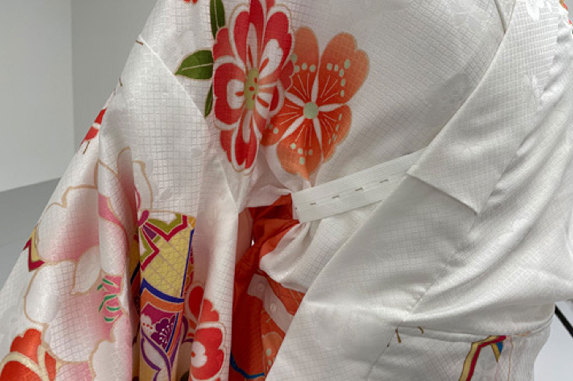 腰紐を使わず、着付の手間と締め付けを軽減