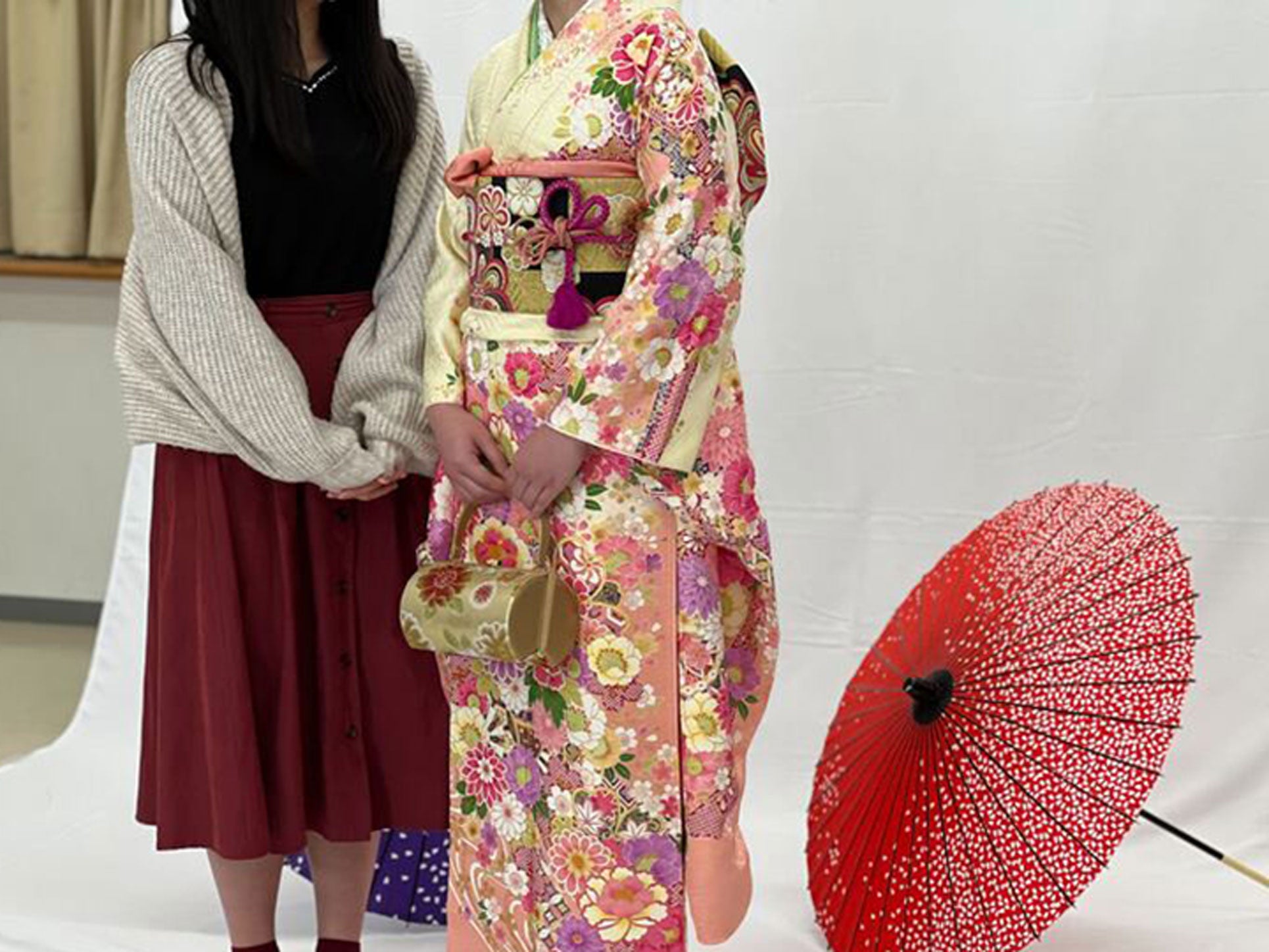 姉妹で記念写真を撮られる様子。