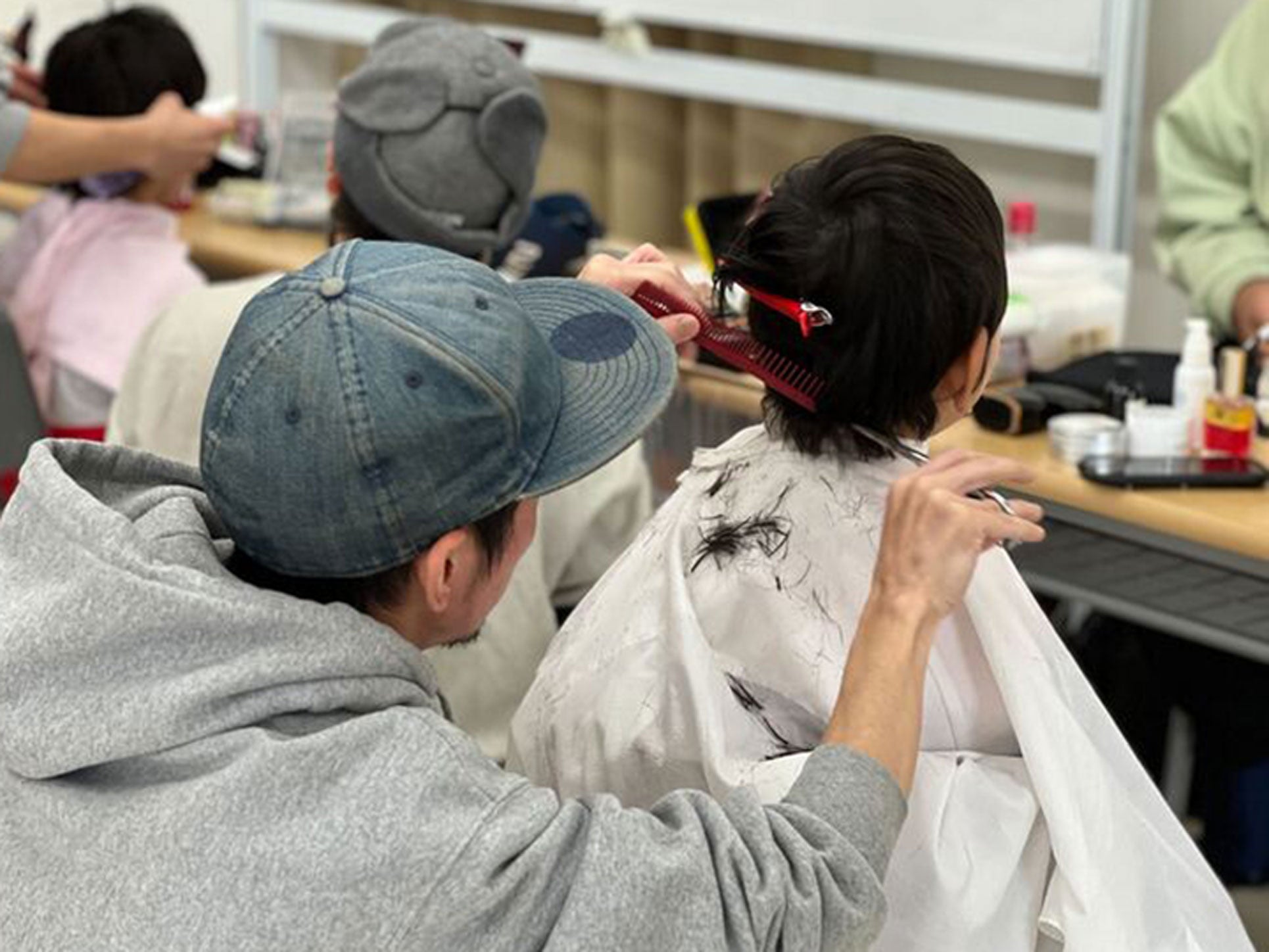 プロの美容師にカットをしてもらう様子。
