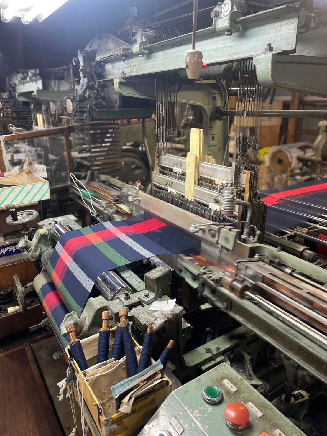 「紺仁染織工房」にて、生地が織られている様子