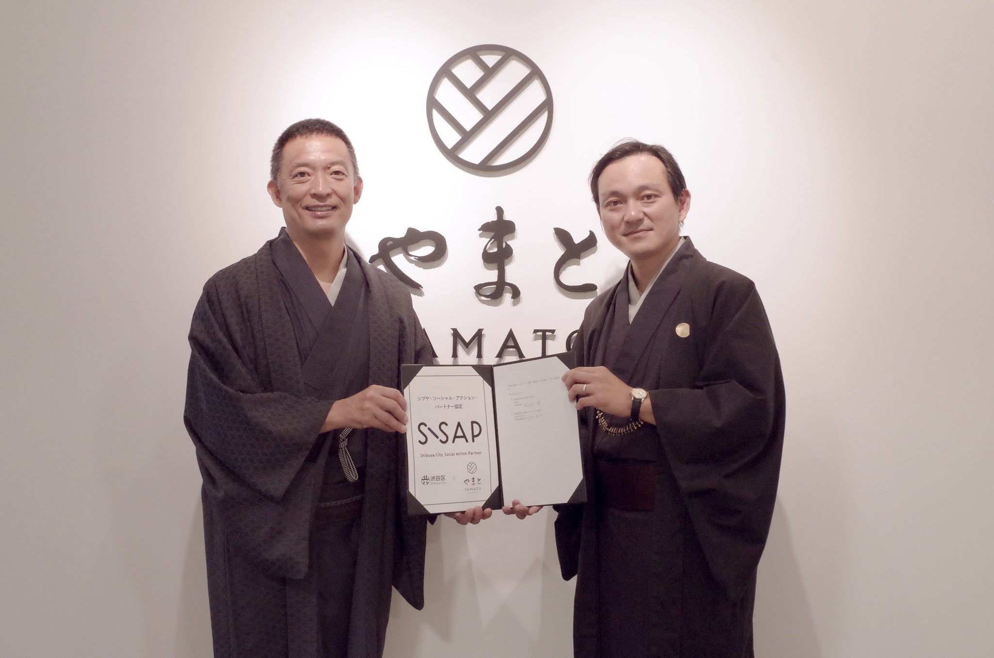 (左)渋谷区長 長谷部健／(右)株式会社やまと 代表取締役社長 矢嶋孝行