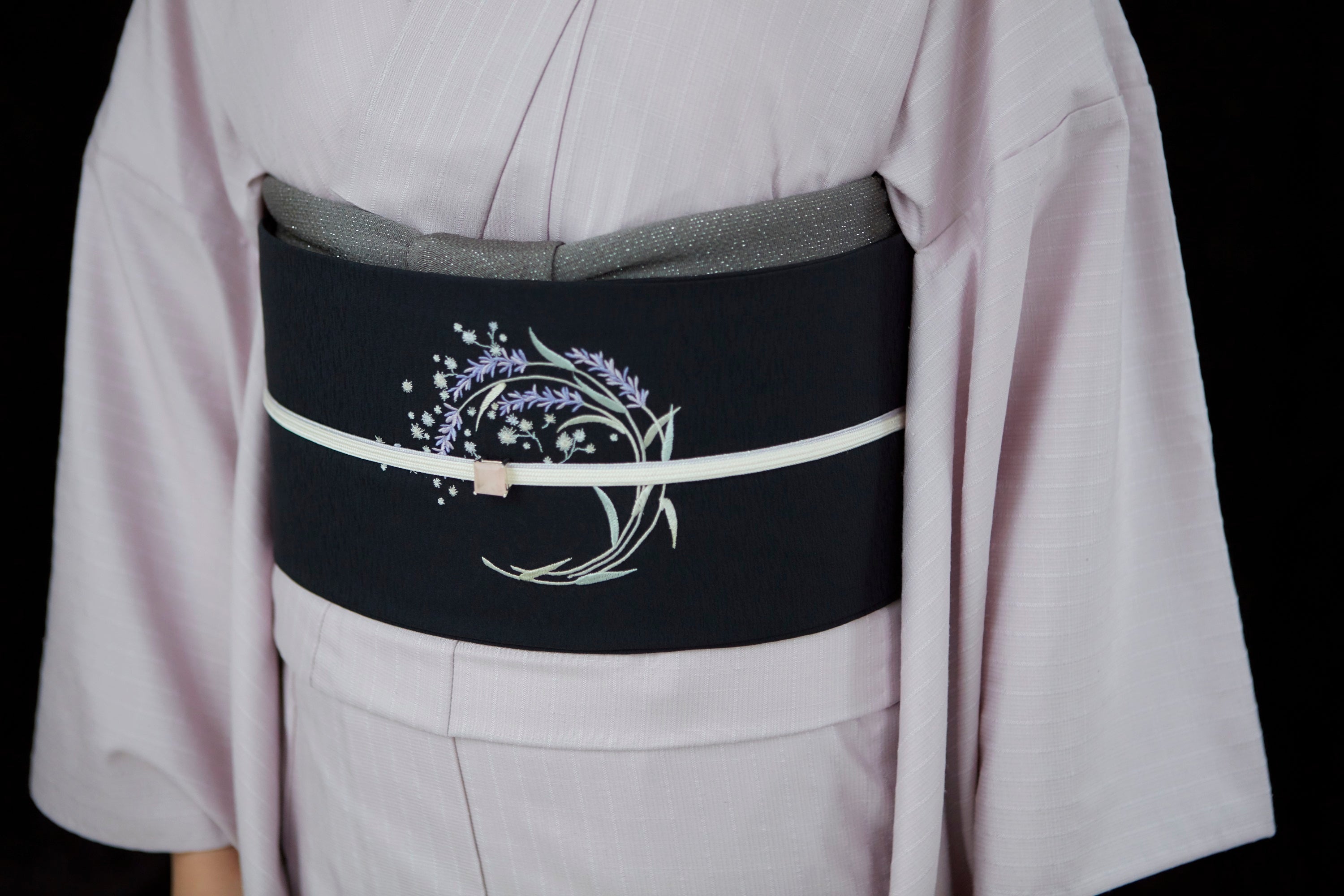 帯揚「ちりめん銀ちらし　白銀」　13,200円（税込）