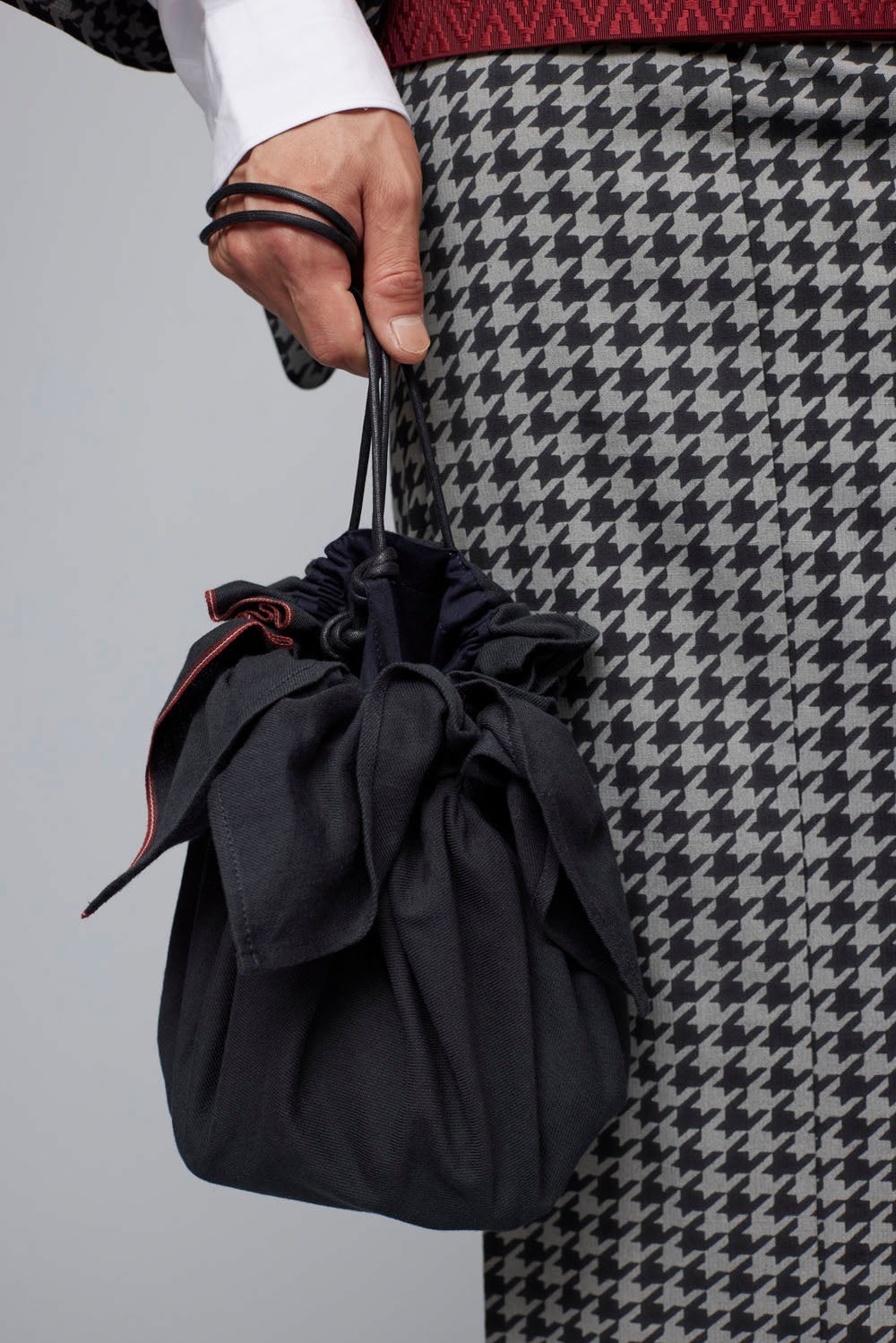 巾着：片貝あやおり／無地／BLACK　8,250円(税込)