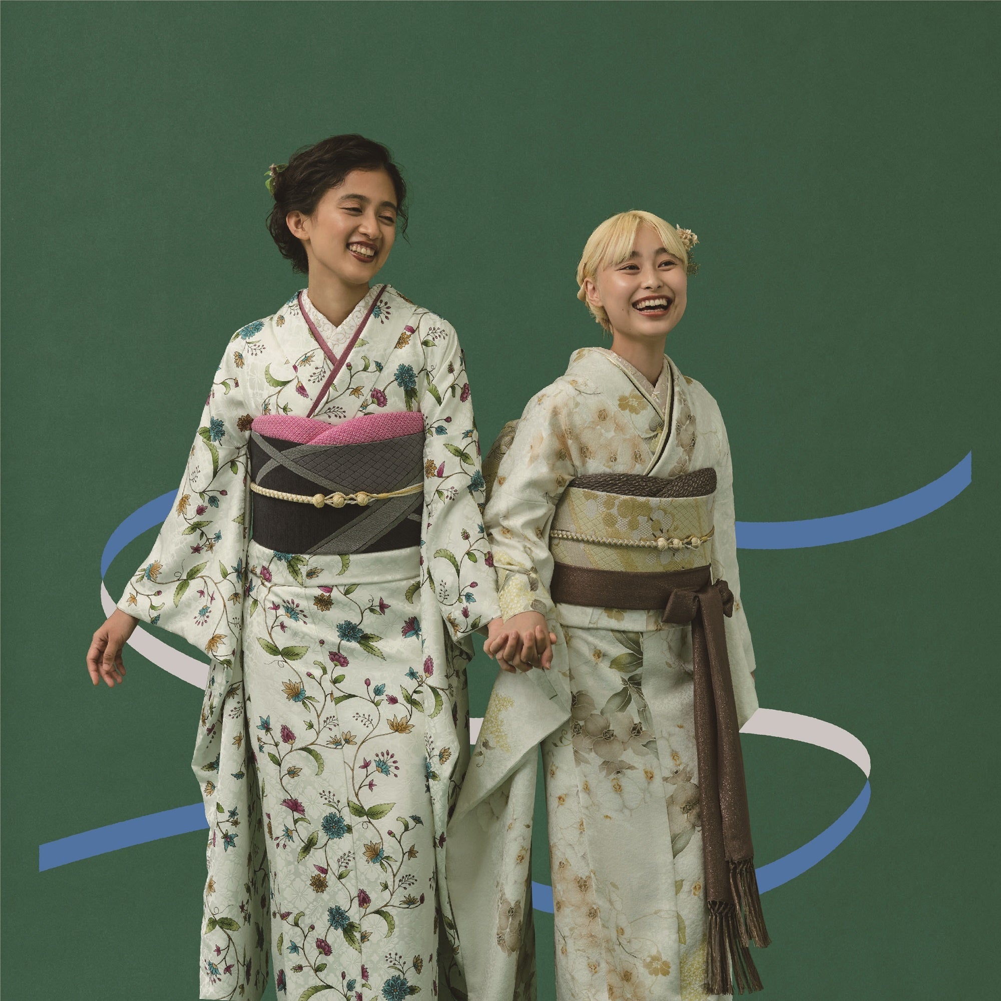 振袖（左）：きらり更紗　187,000円（税込）／振袖（右）：花纏う胡蝶蘭　209,000円（税込）