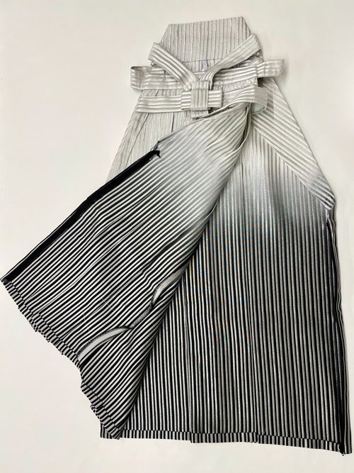 サイドがファスナーで開き、 寝たままでも着付けが可能