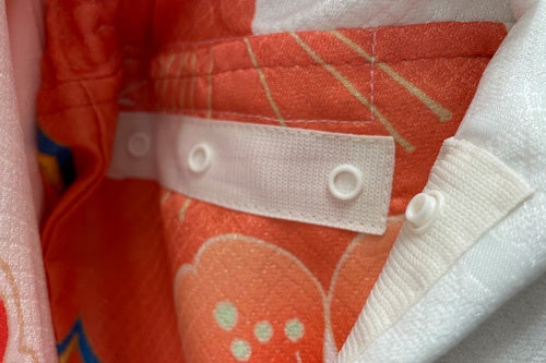 帯などで隠れる箇所にスナップやゴムを使用