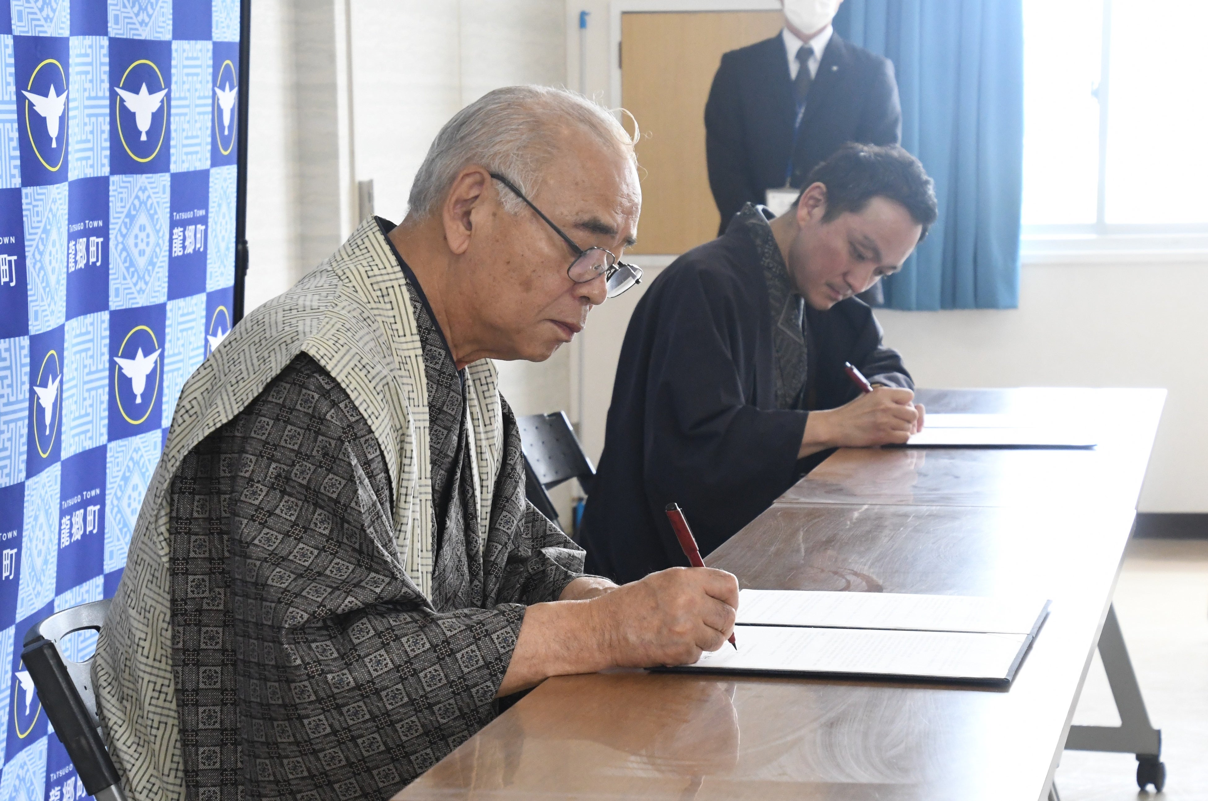 龍郷町町長・竹田泰典氏と弊社社長・矢嶋孝行　提供：南海日日新聞