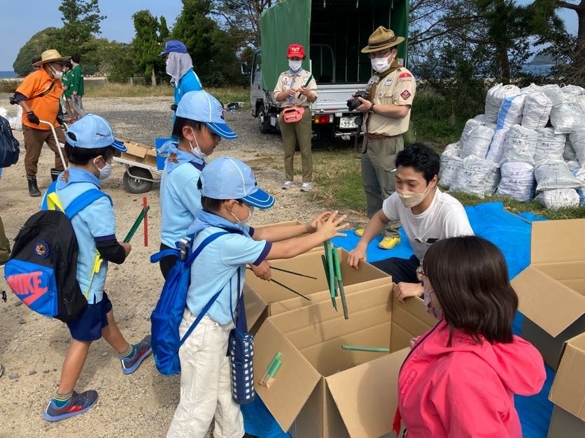 回収した牡蠣パイプを分別する様子