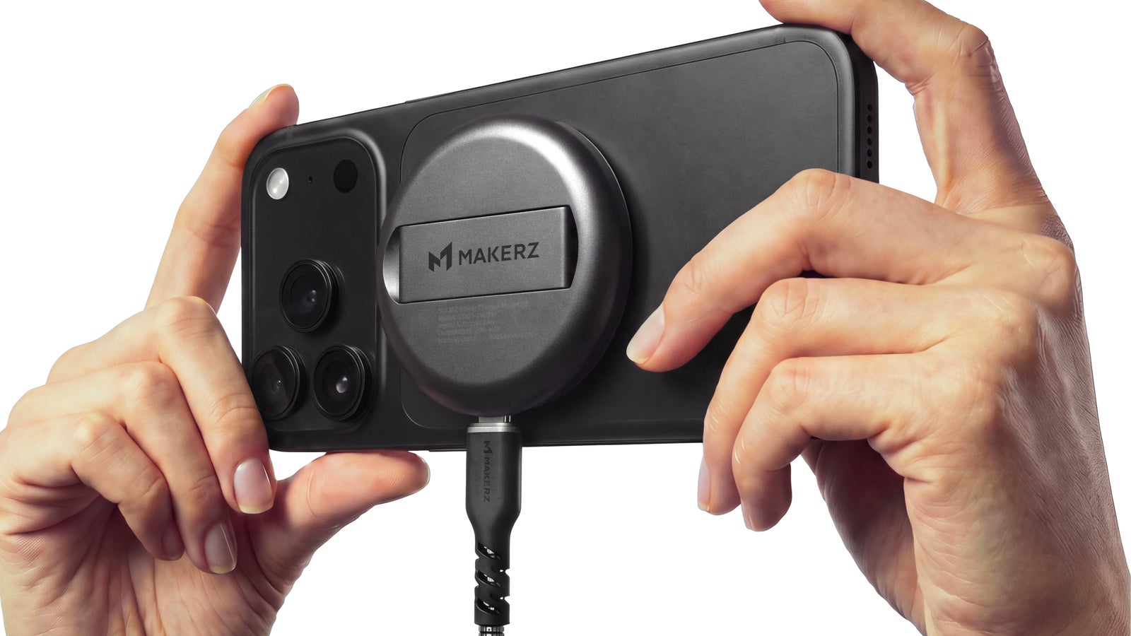 SOLIDZ Power Charger Model QS でスマホを充電しているイメージ
