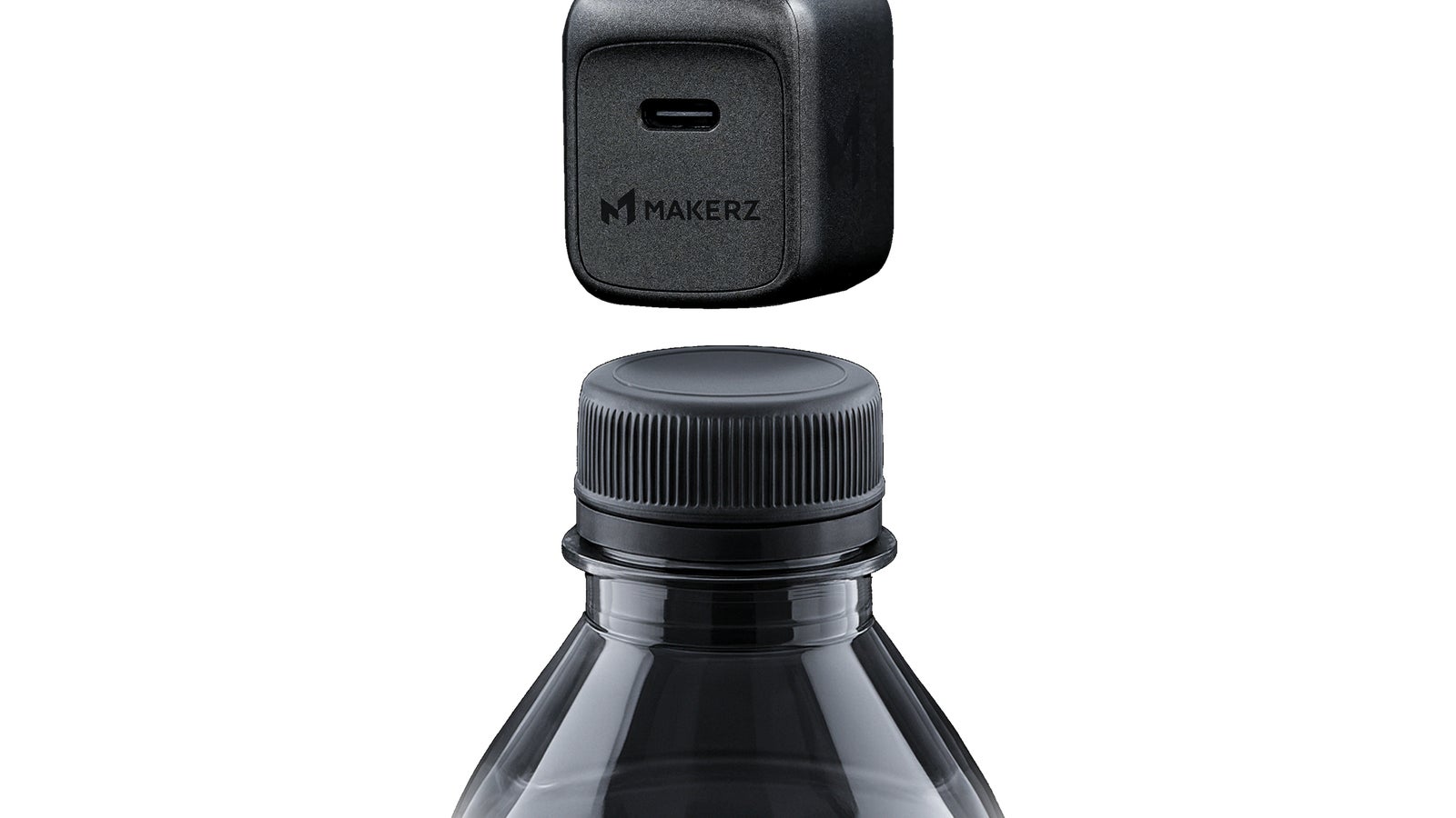 ペットボトルのキャップと並んだSOLIDZ Power Charger Model XS