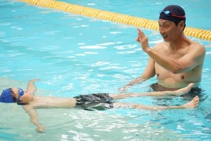人間科学部 若吉浩二教授が、小学生に“安全水泳教室”思考力・判断力を養う「“大の字”泳法」 人間科学部 若吉浩二教授が、小学生に“安全水泳教室”思考力・判断力を養う「“大の字”泳法」