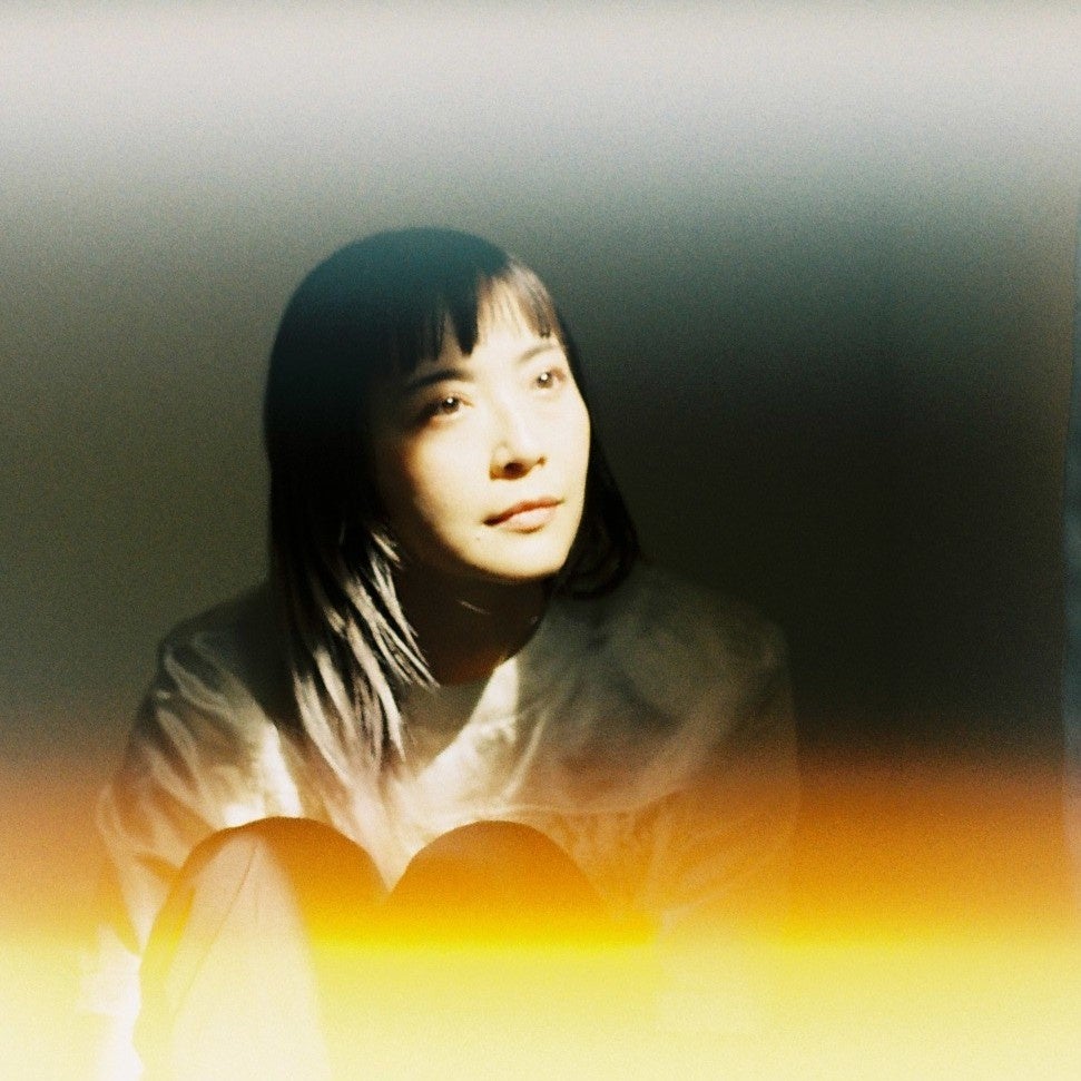 旅先の記憶を花で描く――日本画家・三鑰彩音の個展「Scents Infused」が表参道で11月4日から