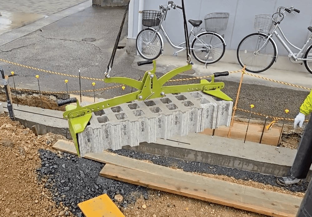 建設現場の“効率アップの秘密兵器”。コンクリートブロック運搬装置 建設現場の“効率アップの秘密兵器”。コンクリートブロック運搬装置