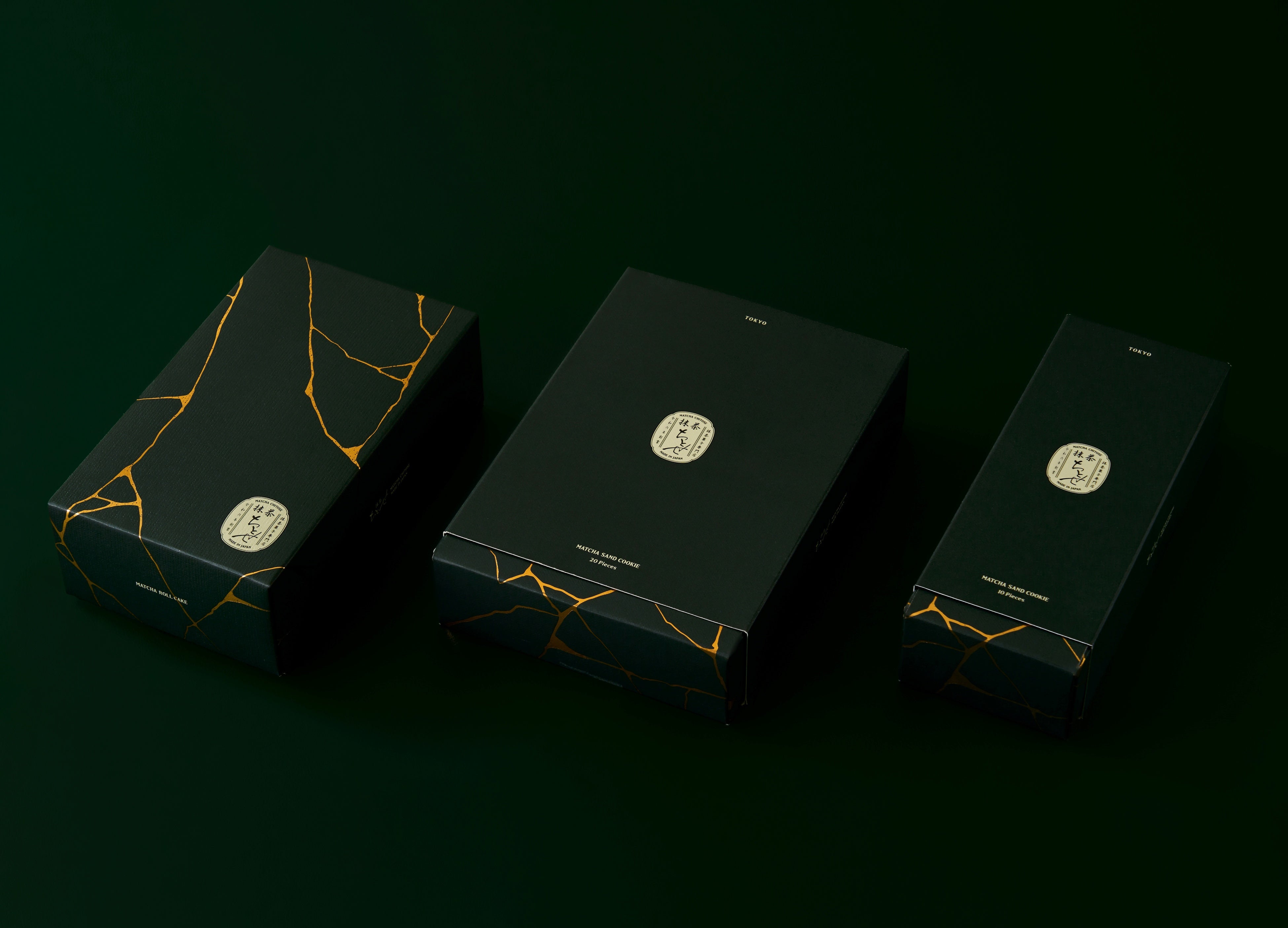 左から、抹茶ロールケーキ、抹茶クッキーサンド（20枚入）、抹茶クッキーサンド（10枚入）