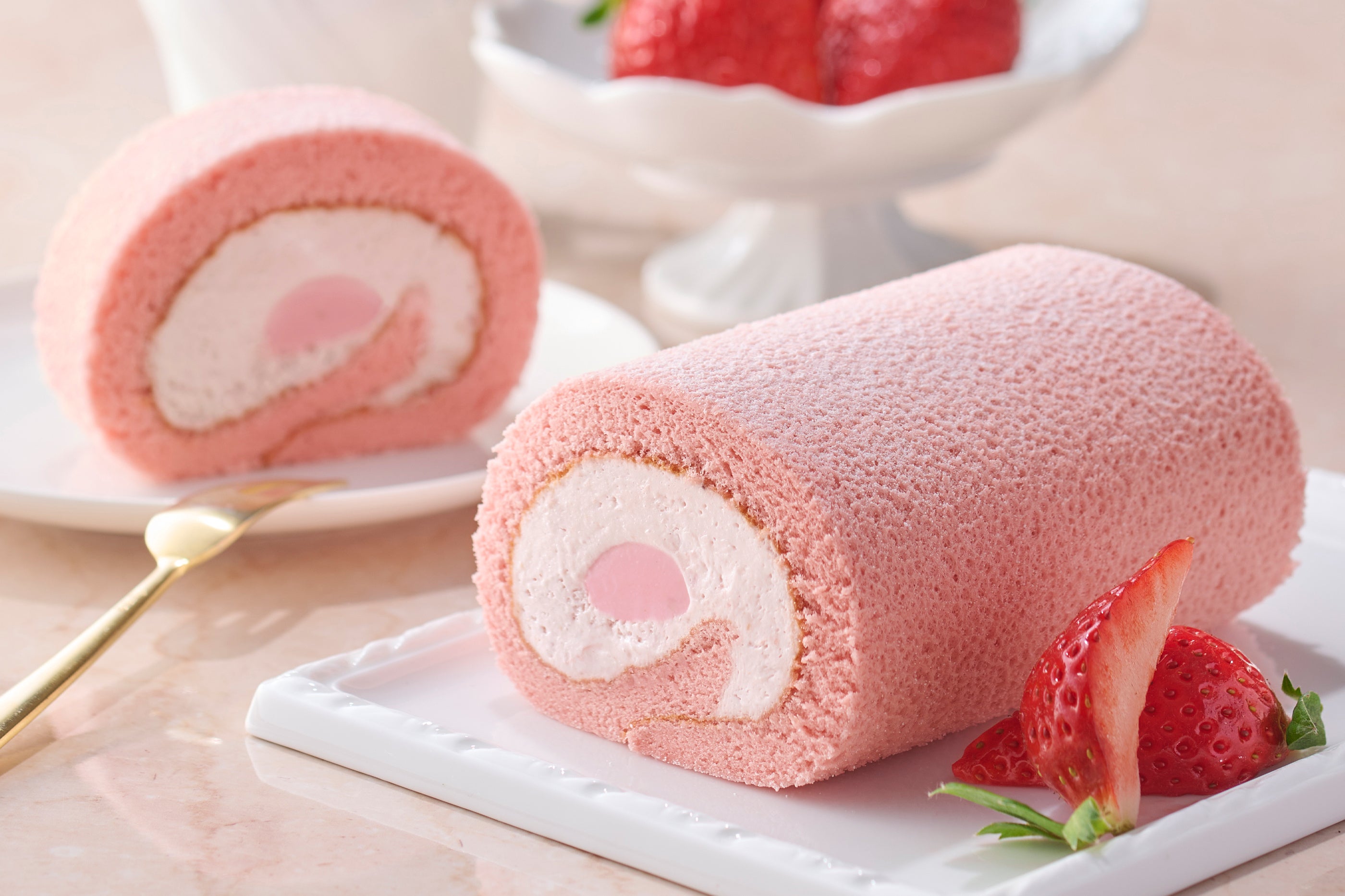 ふわふわしっとりロールケーキ！あまおう苺を使用した、期間限定