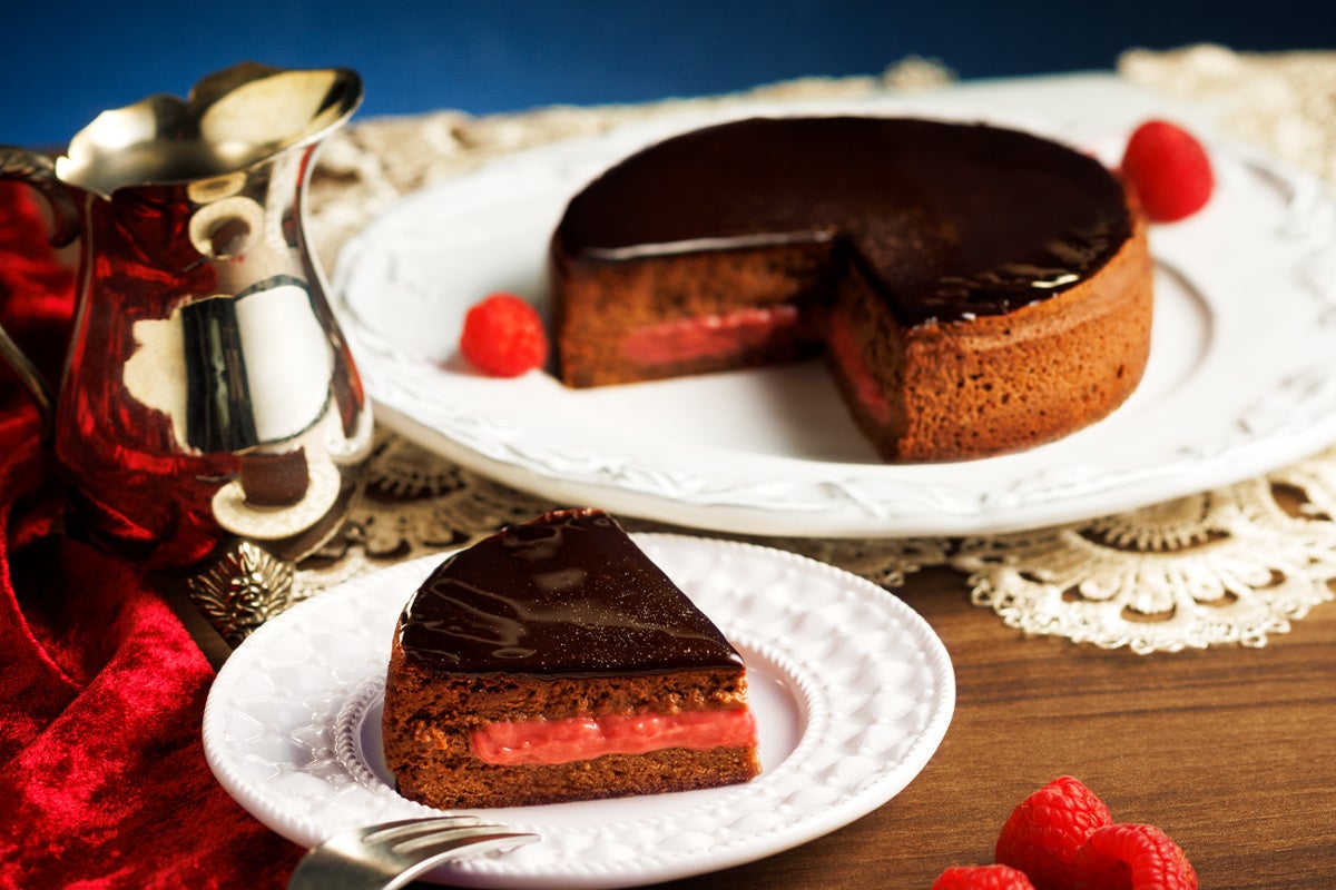 《羽田空港限定ブランドが贈るクリスマス》期間限定・オリエンタルショコラ特製ケーキ「オリエンタルショコラケーキ（ラズベリー）」が今年も登場。