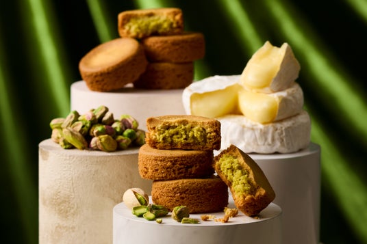 ≪ サクッホロッ食感 ≫ ピスタチオのコクとチーズの旨みが重なり合う『ガレット〔カマンベール&ピスタチオ〕』が4月1日(水)に【THE DROS】から新発売! ≪ サクッホロッ食感 ≫ ピスタチオのコクとチーズの旨みが重なり合う『ガレット〔カマンベール&ピスタチオ〕』が4月1日(水)に【THE DROS】から新発売!