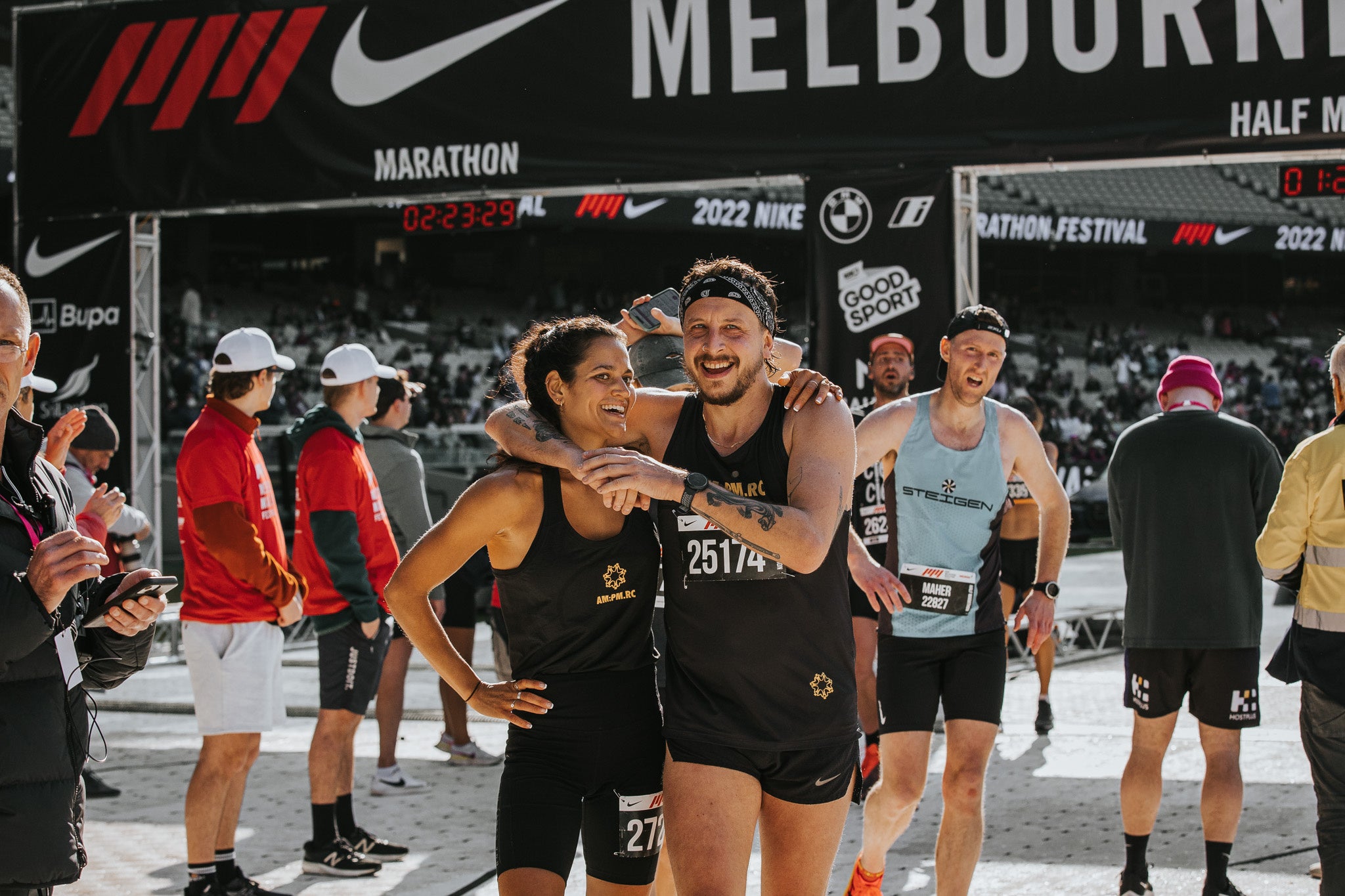 感激のゴール前でハイポーズ！