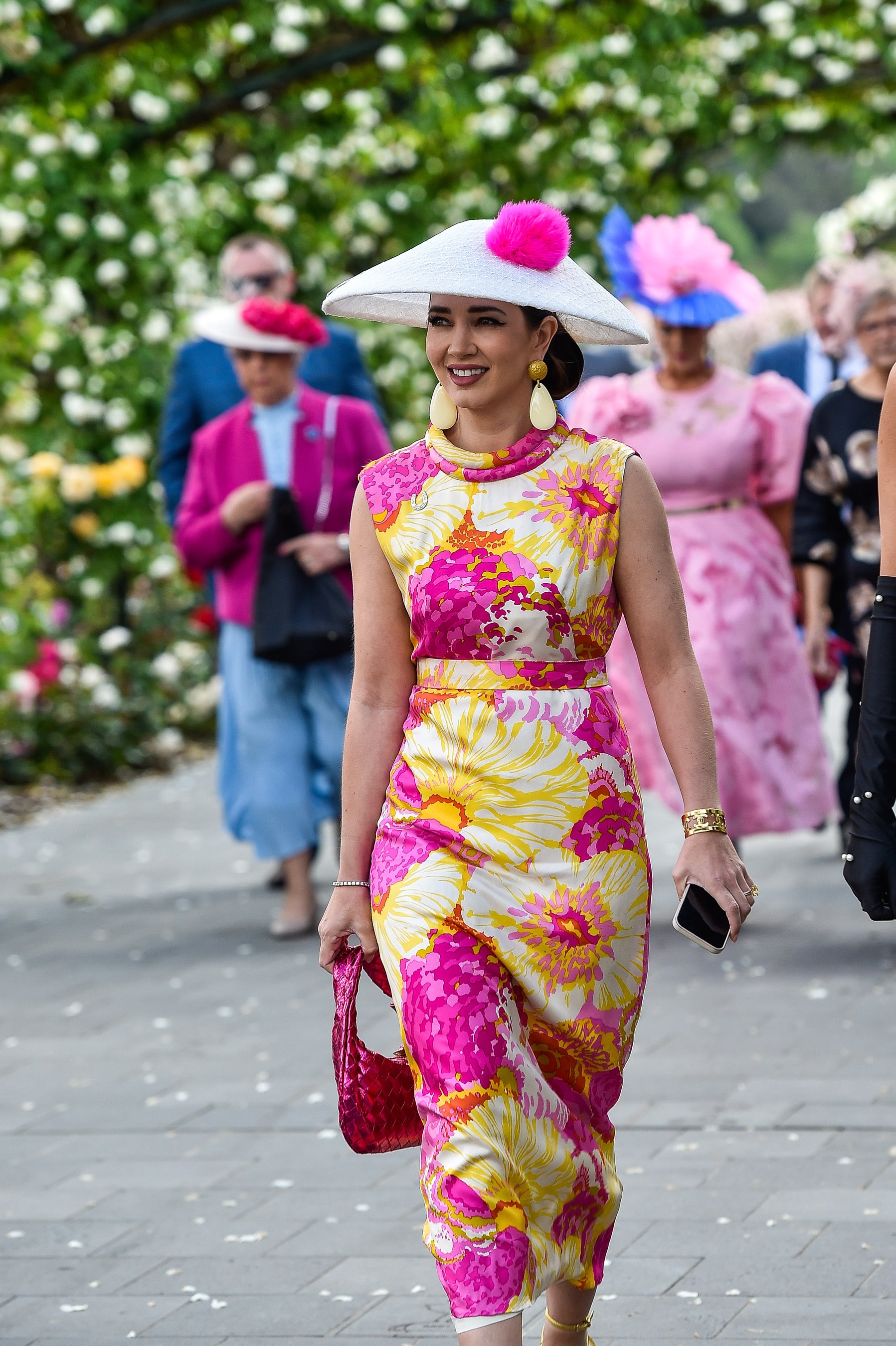 レースウェアの女性