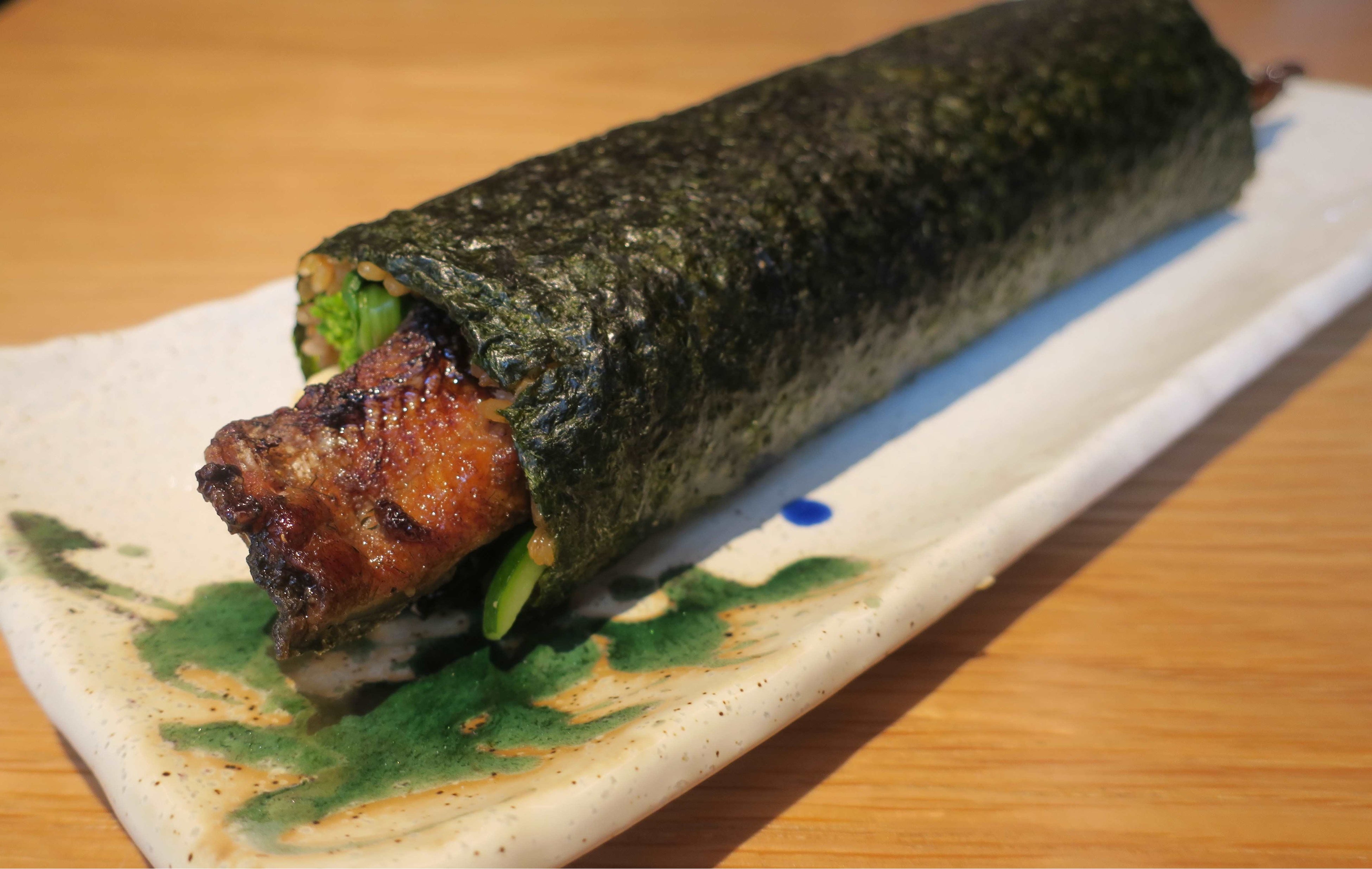 うなぎが恵方巻の両サイドからはみ出ている様子がユニークでかつ実質感がある