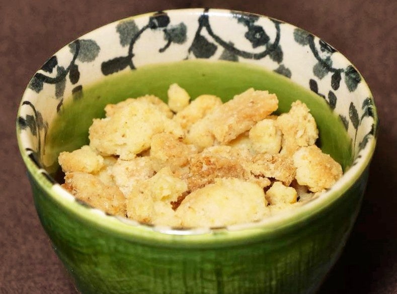 美濃焼に入れられた「山椒香るフローズン ショコラ ブリュレ」