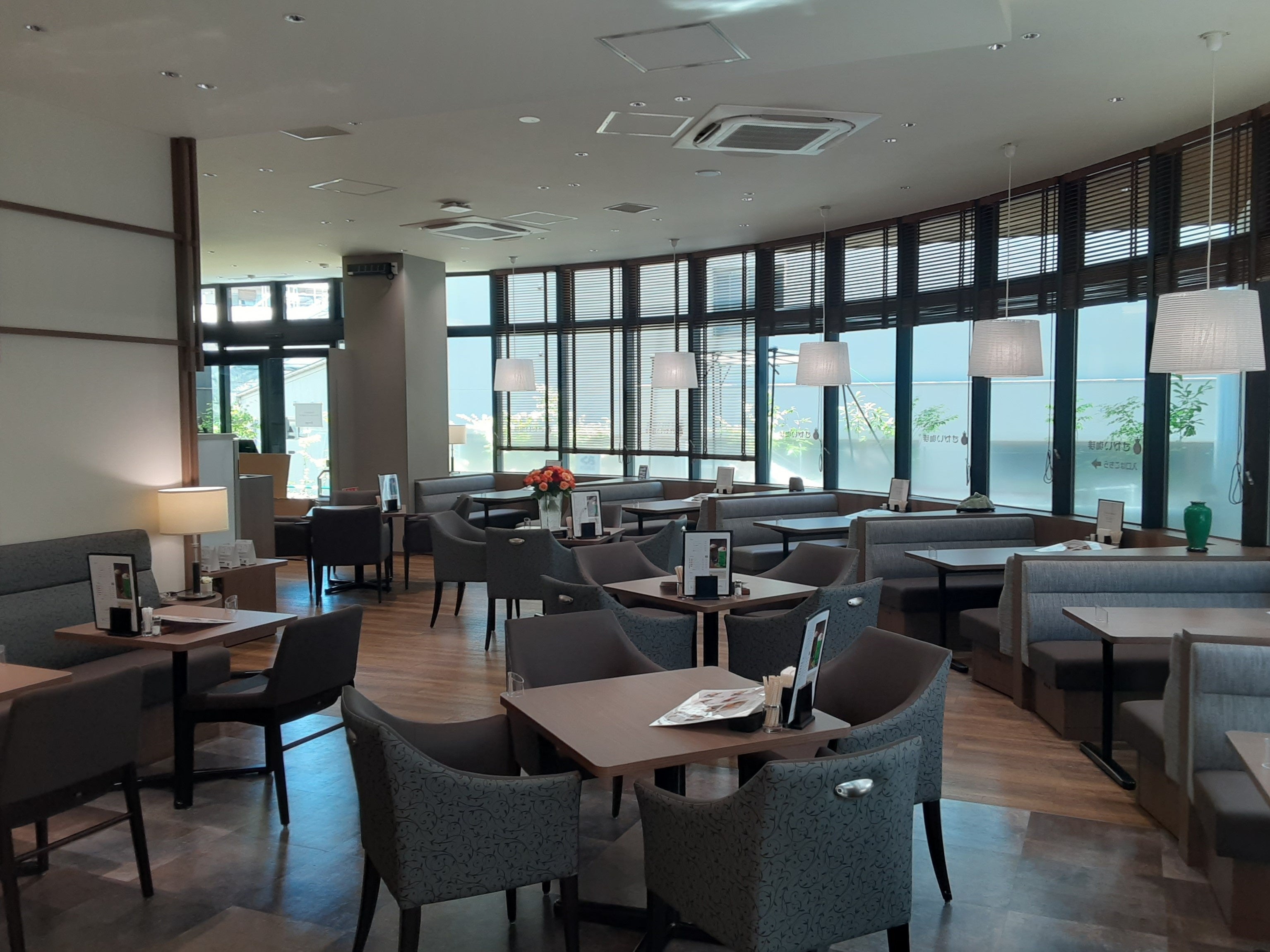 2階にある「さかい珈琲」は窓が広く開放感がある