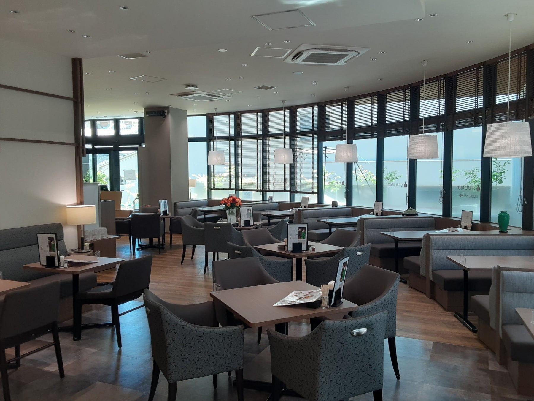 2階にある「さかい珈琲」は窓が広く開放感がある