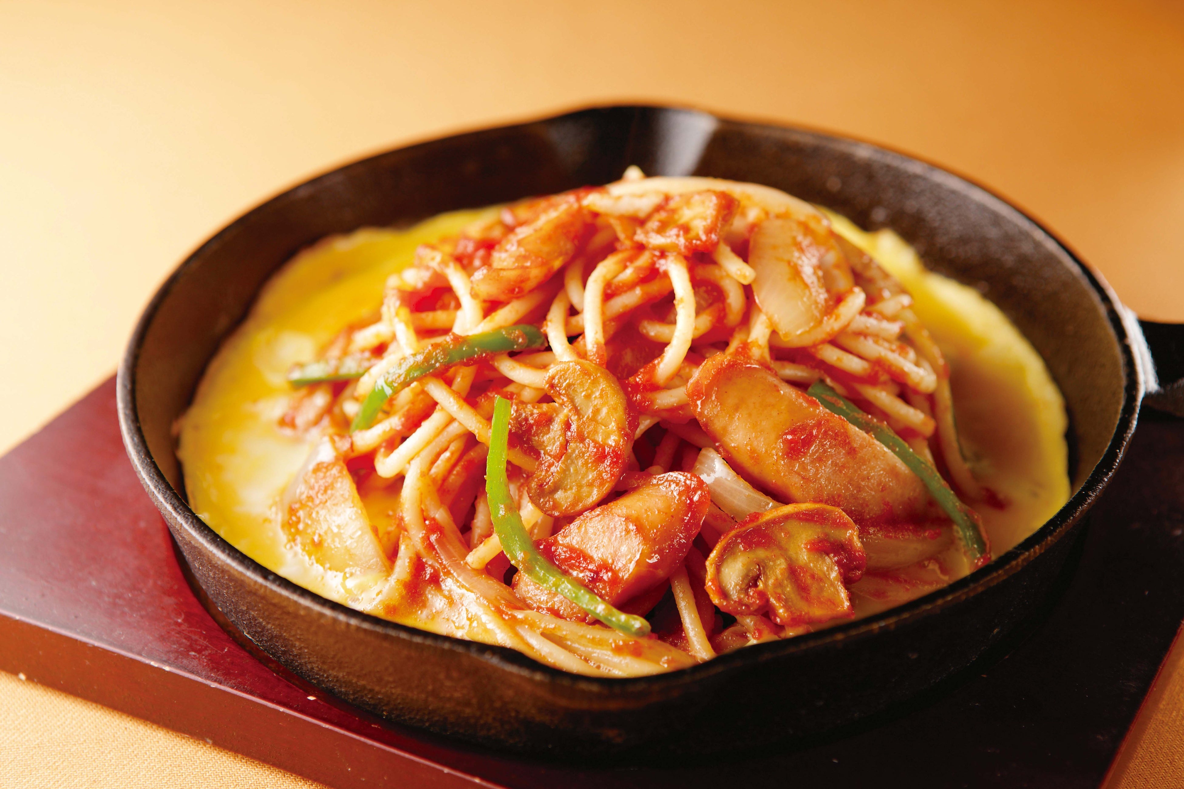 「鉄板ナポリタン」1180円（税込、以下同）」