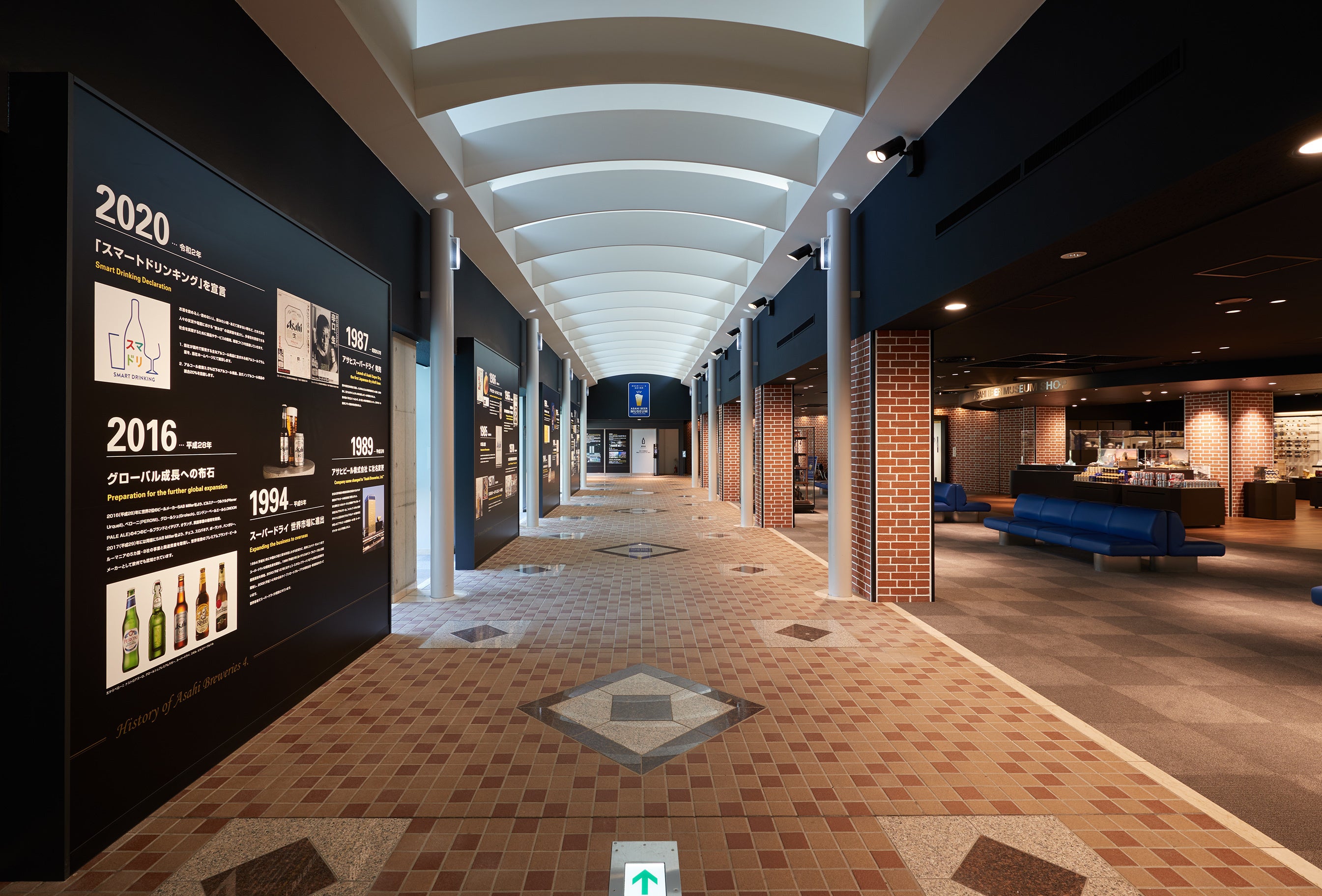 レンガ調エントランスと歴史パネル