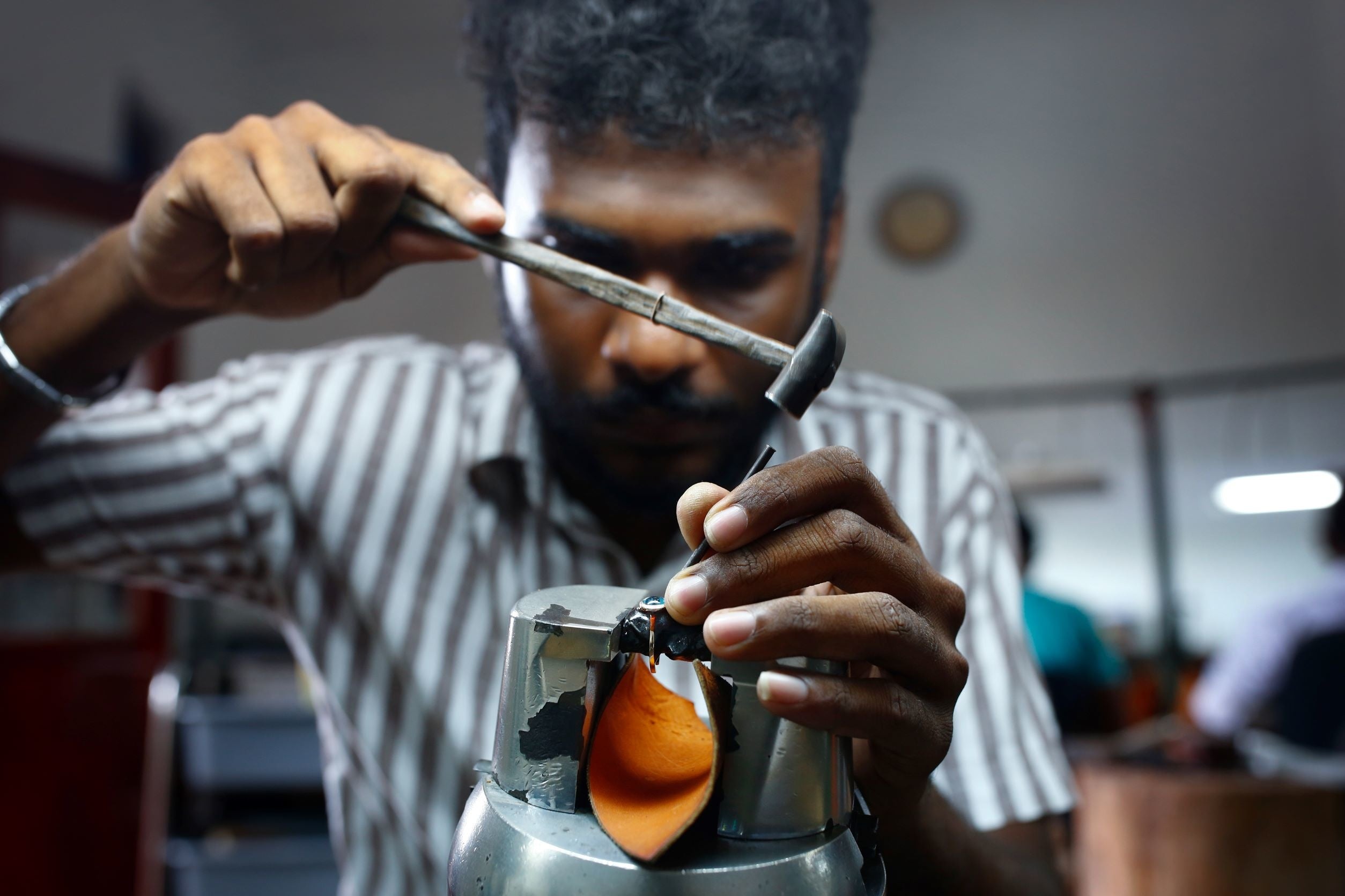 スリランカの職人がジュエリーを作っているシーン