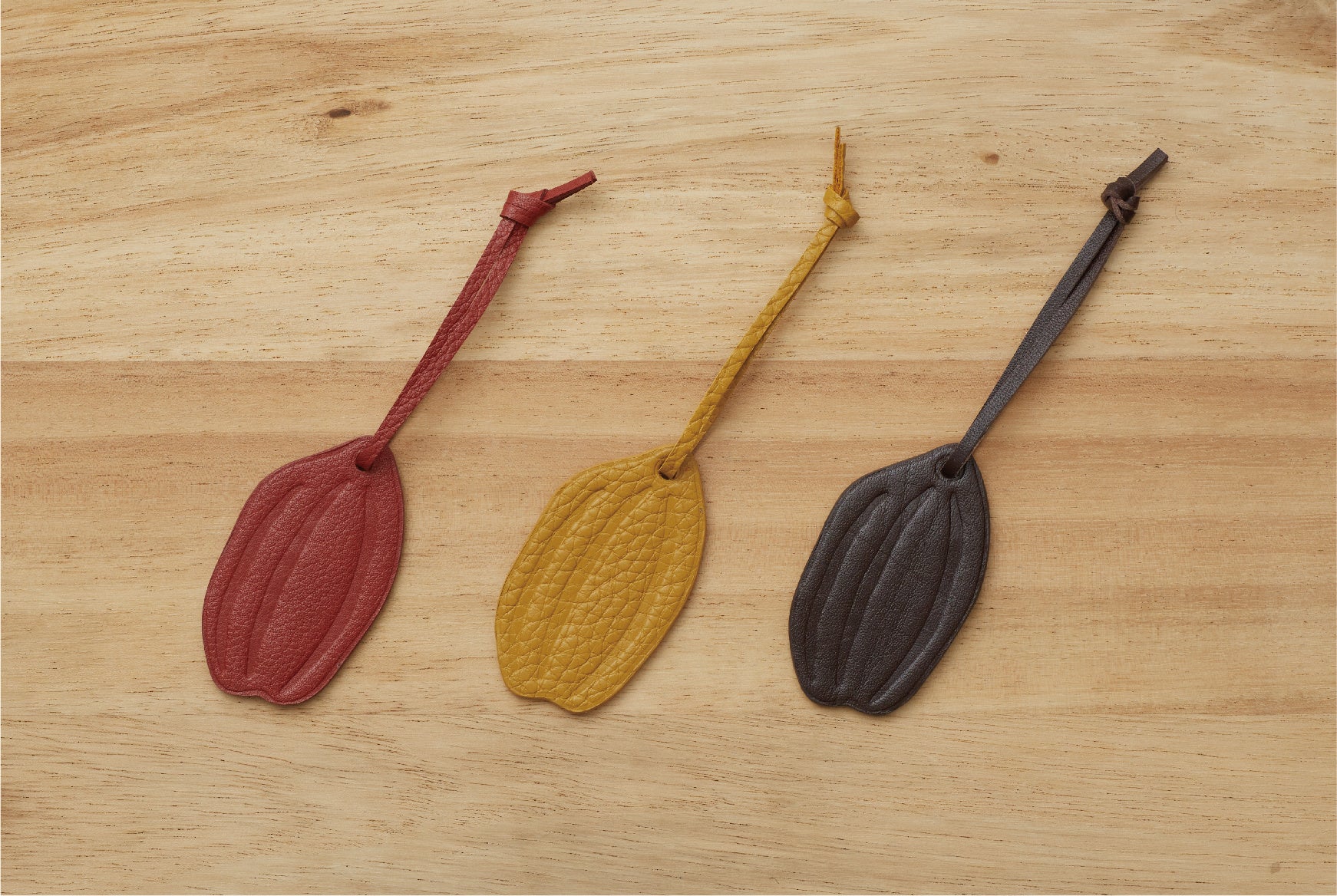 「オリジナルカカオチャーム」　左からレッド、イエロー、ブラウン