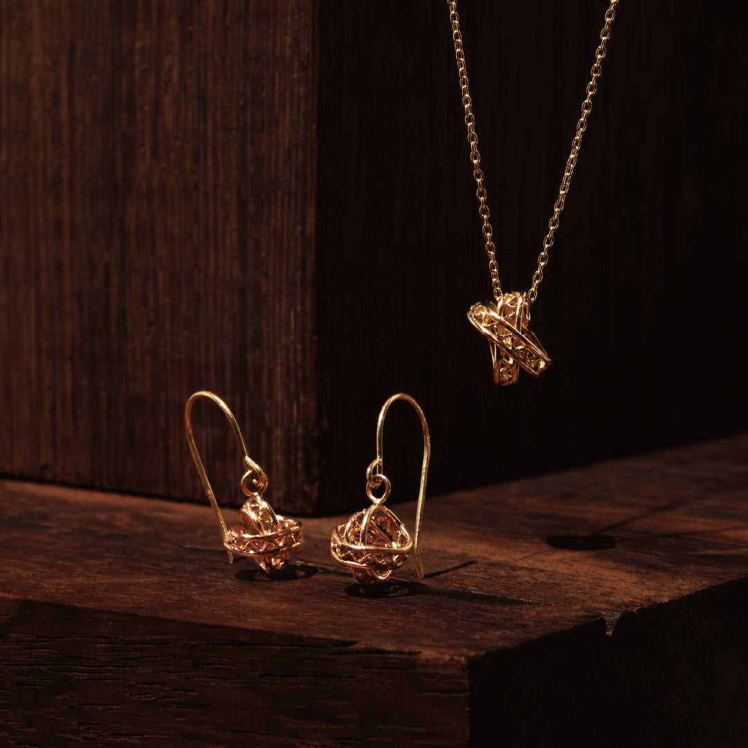 (左)結輪(ピアス)36,300円/(右)結輪(ネックレス)42,900円