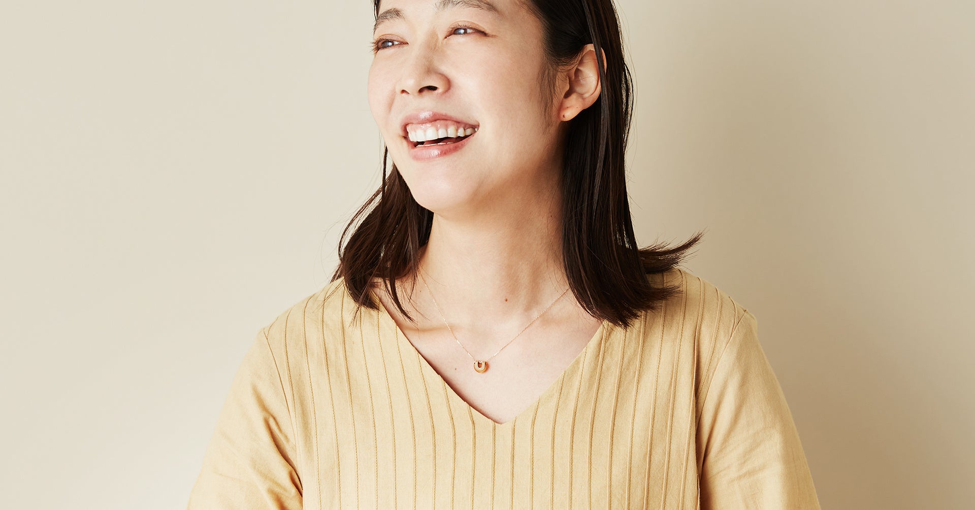 ゴールドモチーフのマット加工が肌になじみます