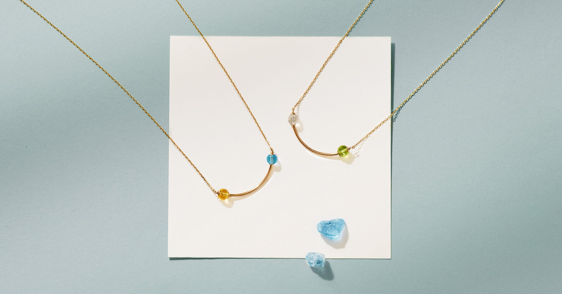 写真左から）Emyカスタマイズ　シトリン×ブルートパーズ、ホワイトクォーツ×ペリドット　各89,100 円（税込）