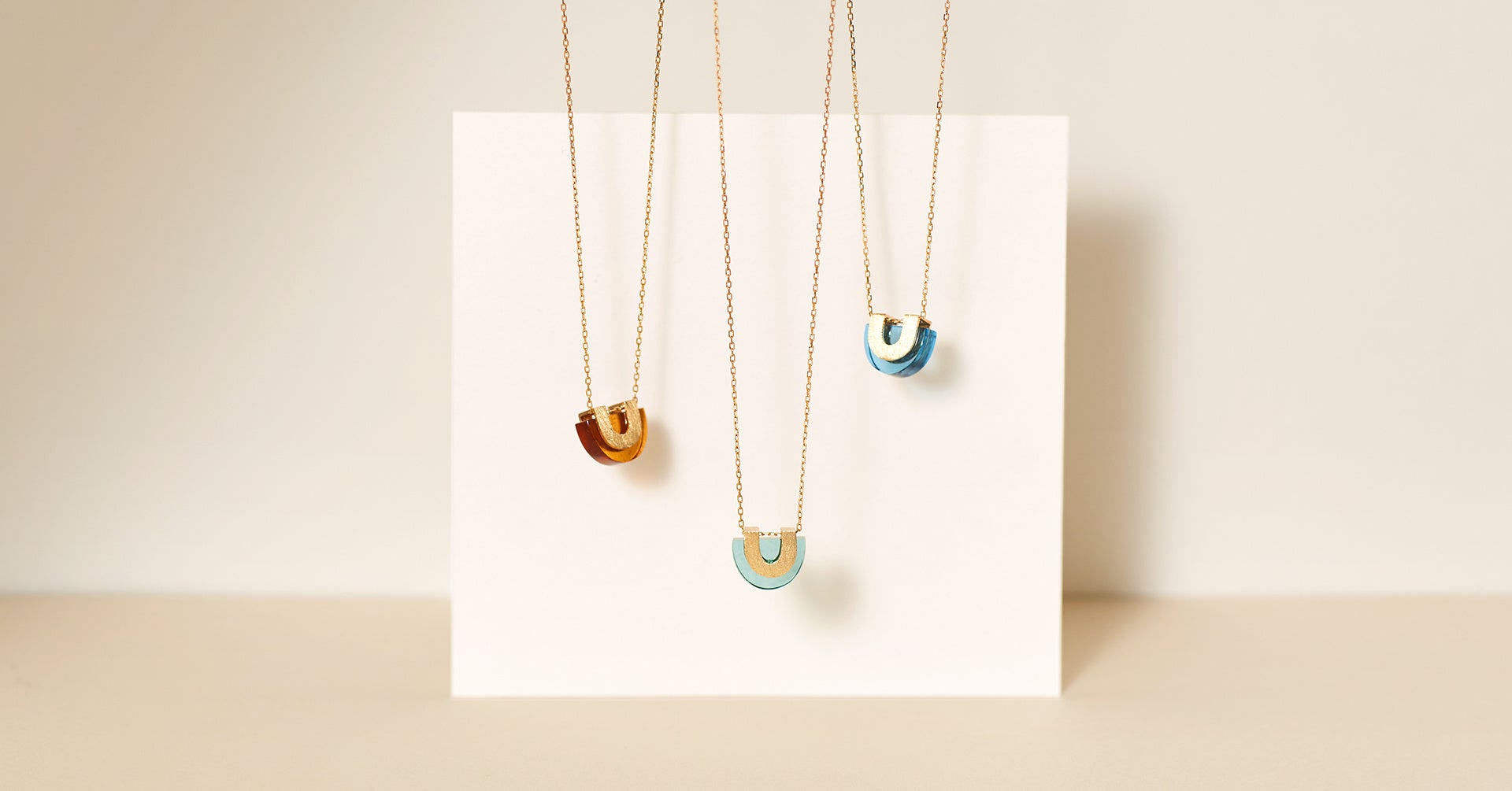 カラーストーンの色味により、印象が変わります