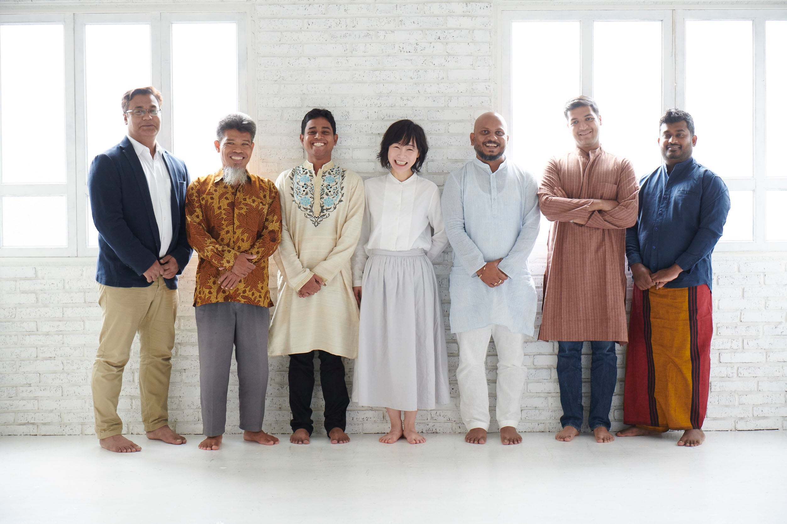 代表兼デザイナー山口（中央）と各国の職人