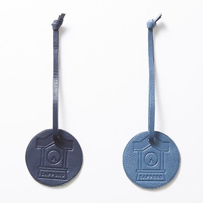 時計台をモチーフとしたレザーチャームをプレゼント