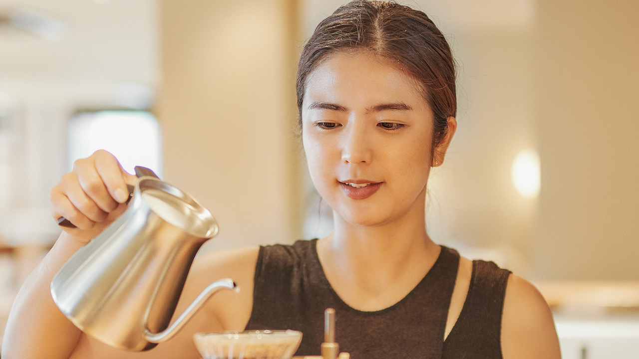 コーヒーを淹れるLATTESTの宗広裕美さん（photo by Kenichi Aikawa）