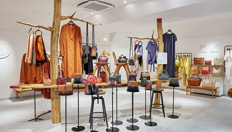 バッグやアパレルを中心に、様々な商品が並ぶ店内
